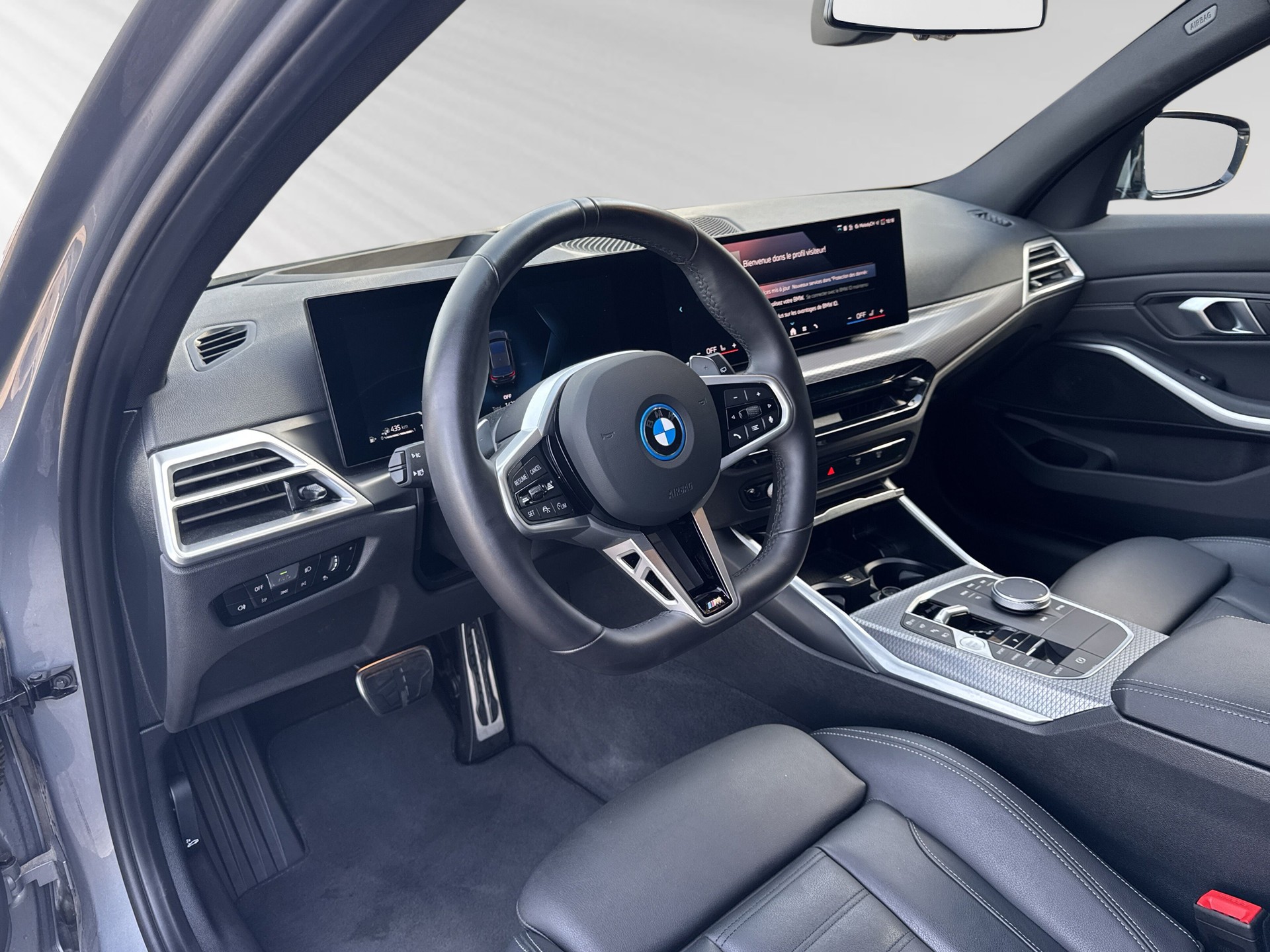 BMW 330e x DriveTouring Steptronic M Sport-image-3