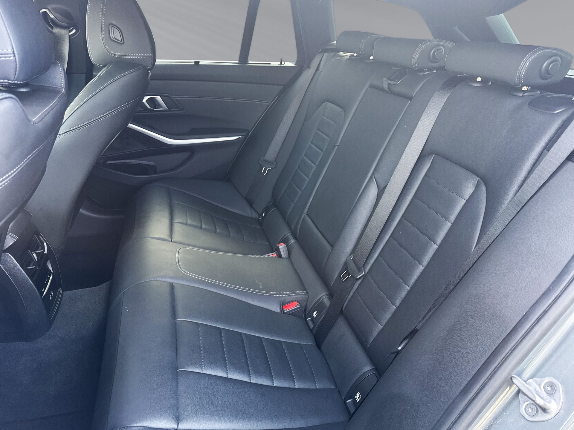 BMW 330e x DriveTouring Steptronic M Sport-image-6