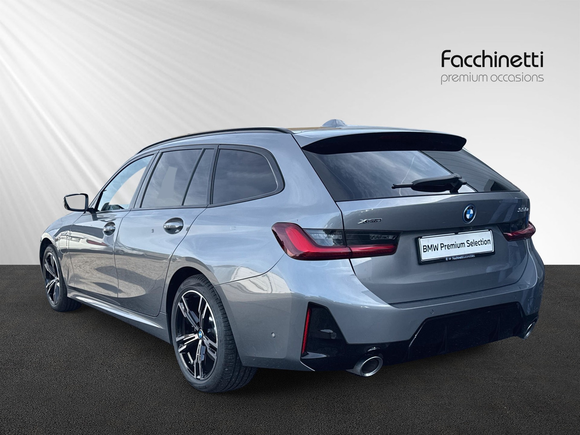BMW 330e x DriveTouring Steptronic M Sport-image-2