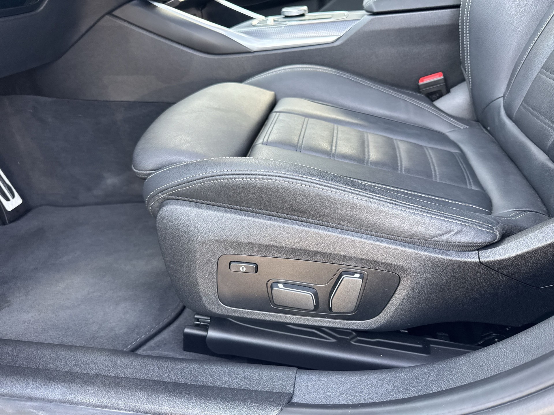 BMW 330e x DriveTouring Steptronic M Sport-image-17