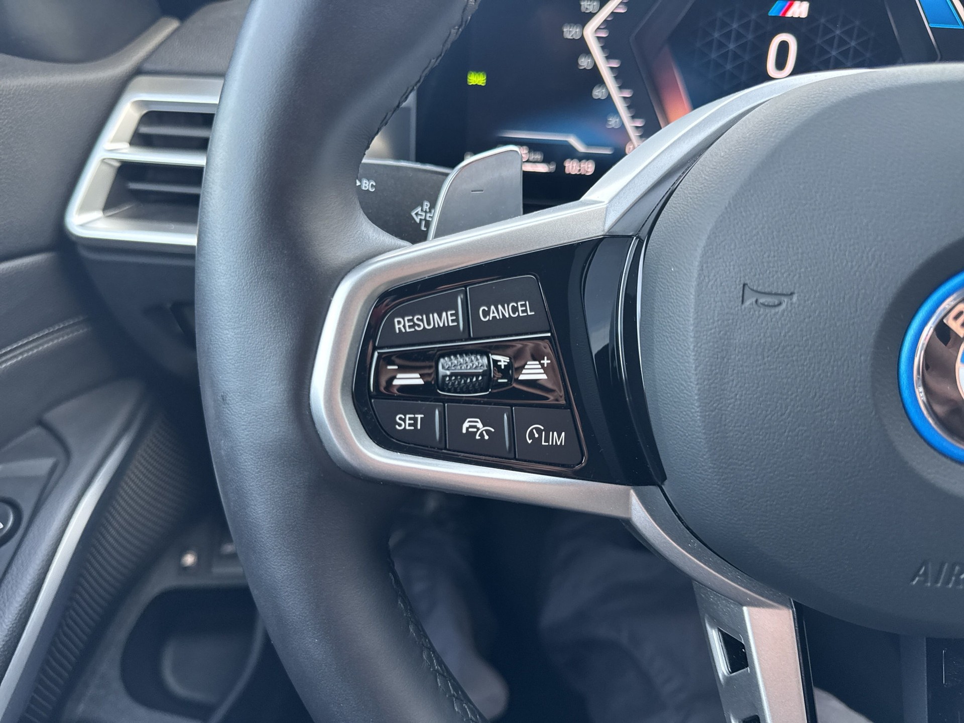 BMW 330e x DriveTouring Steptronic M Sport-image-13