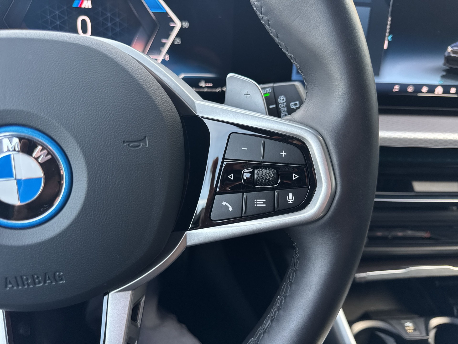 BMW 330e x DriveTouring Steptronic M Sport-image-14