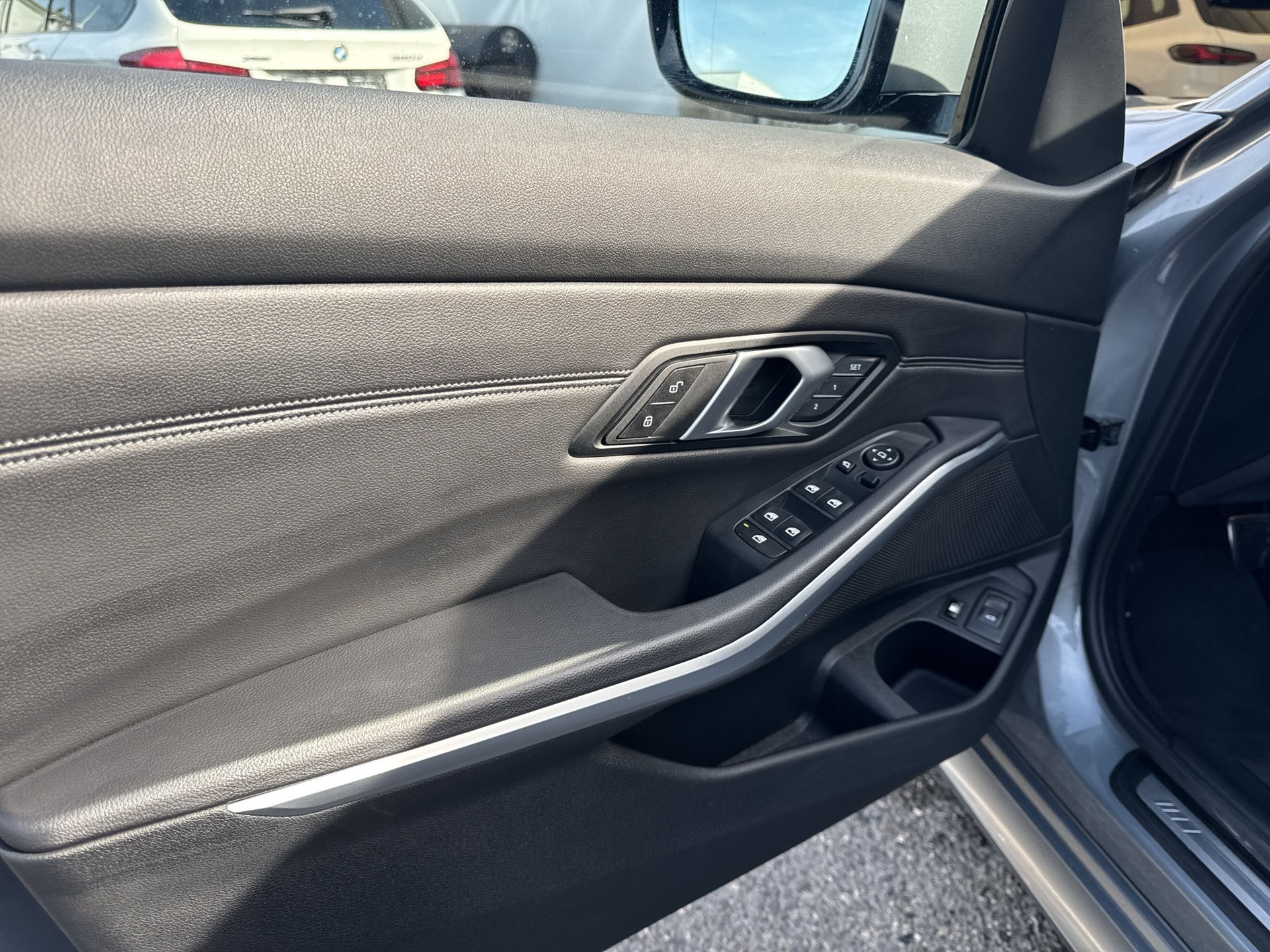 BMW 330e x DriveTouring Steptronic M Sport-image-15