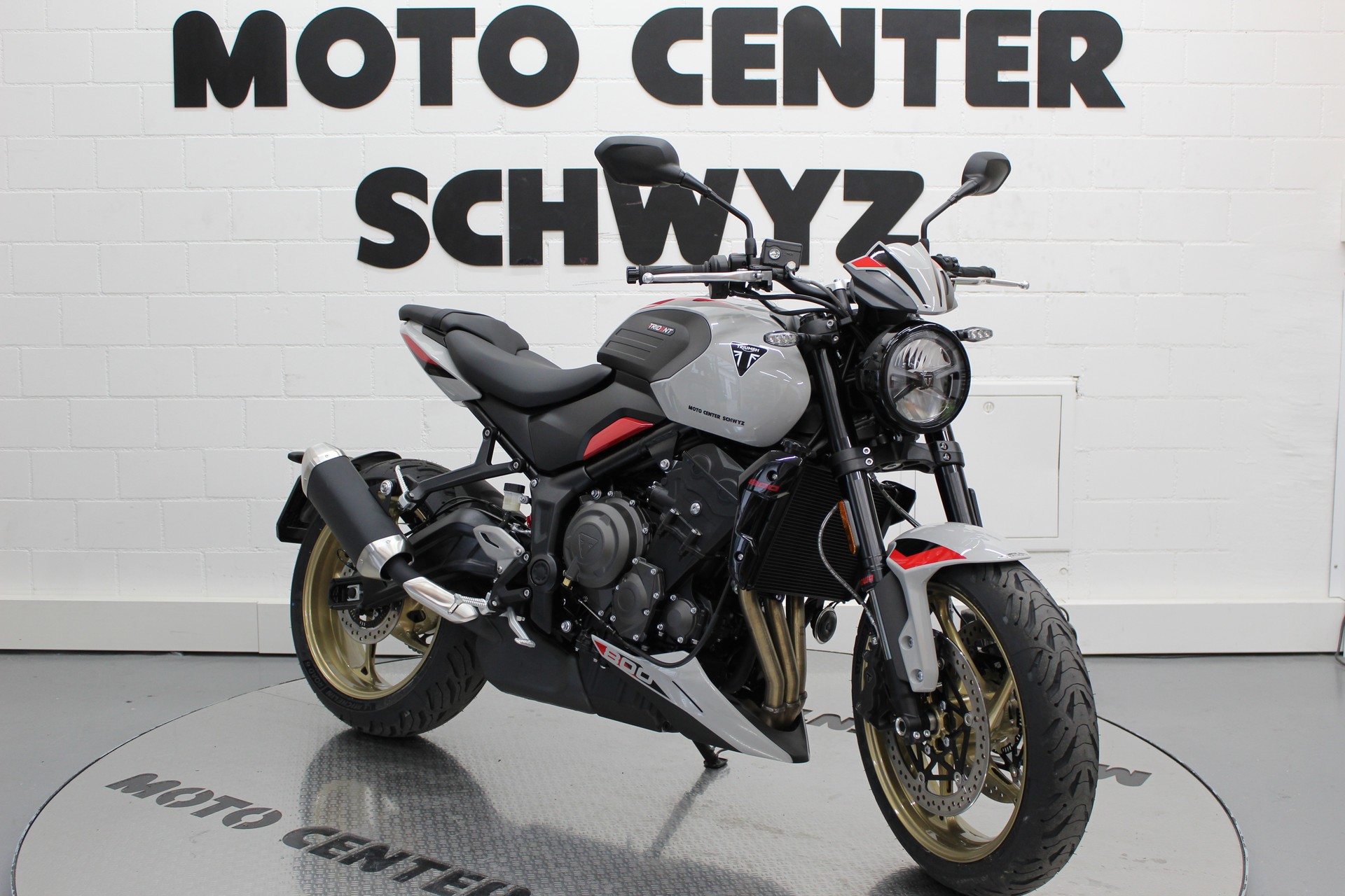 TRIUMPH 800-showroom-element-1