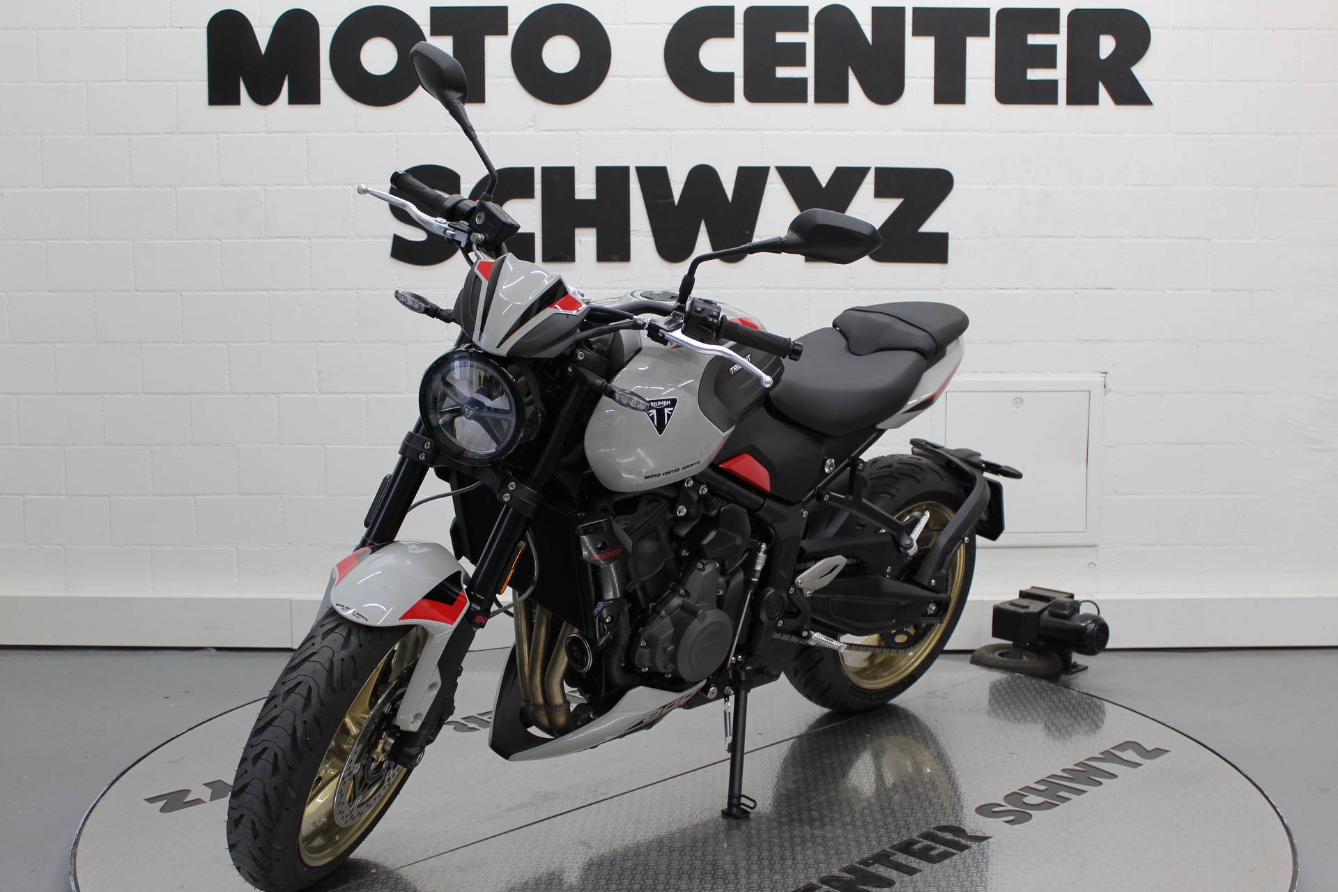 TRIUMPH 800-showroom-element-2