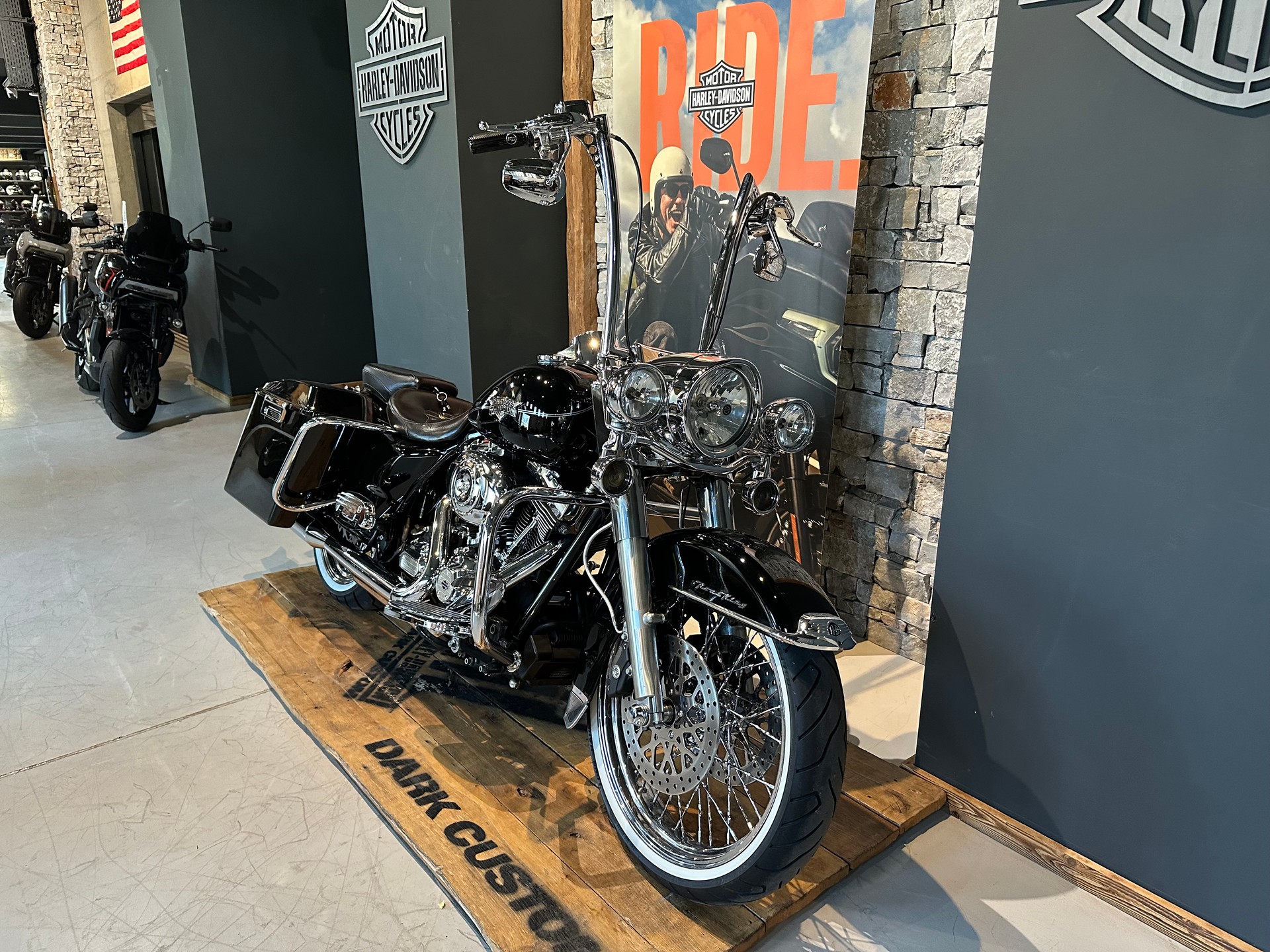 HARLEY-DAVIDSON FLHRC Road King Classic 103 ABS-showroom-element-1