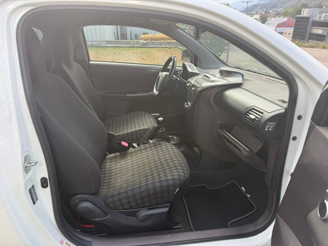 TOYOTA iQ2 1.0 VVT-i-image-9
