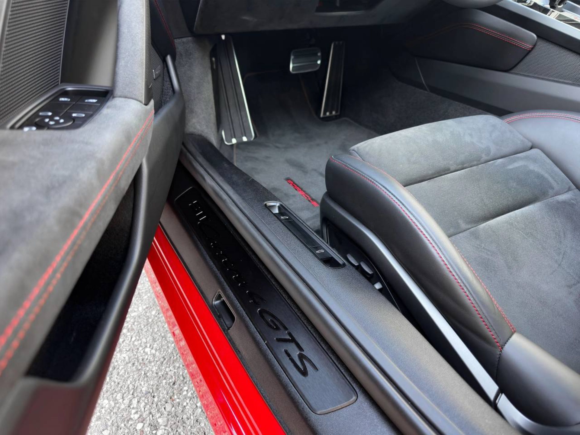 PORSCHE 911 Carrera 4 GTS-image-18