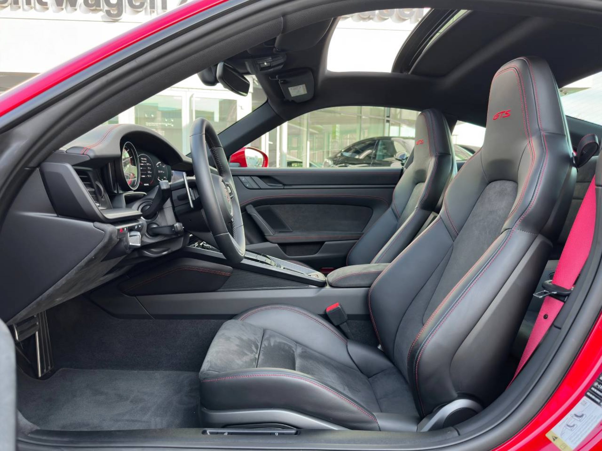 PORSCHE 911 Carrera 4 GTS-image-4