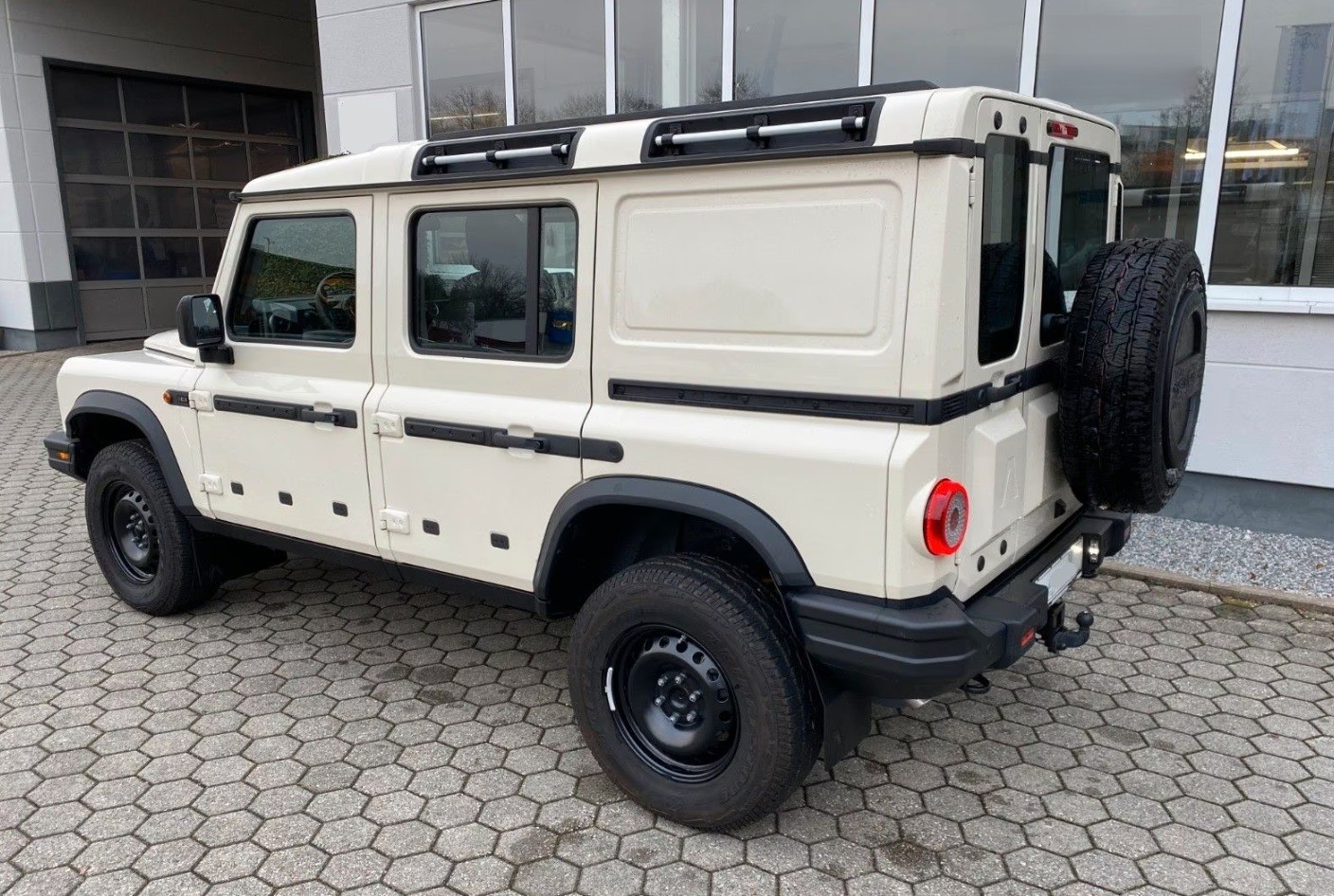 INEOS Grenadier 3.0 Utility Wagon 5-Sitz-image-1