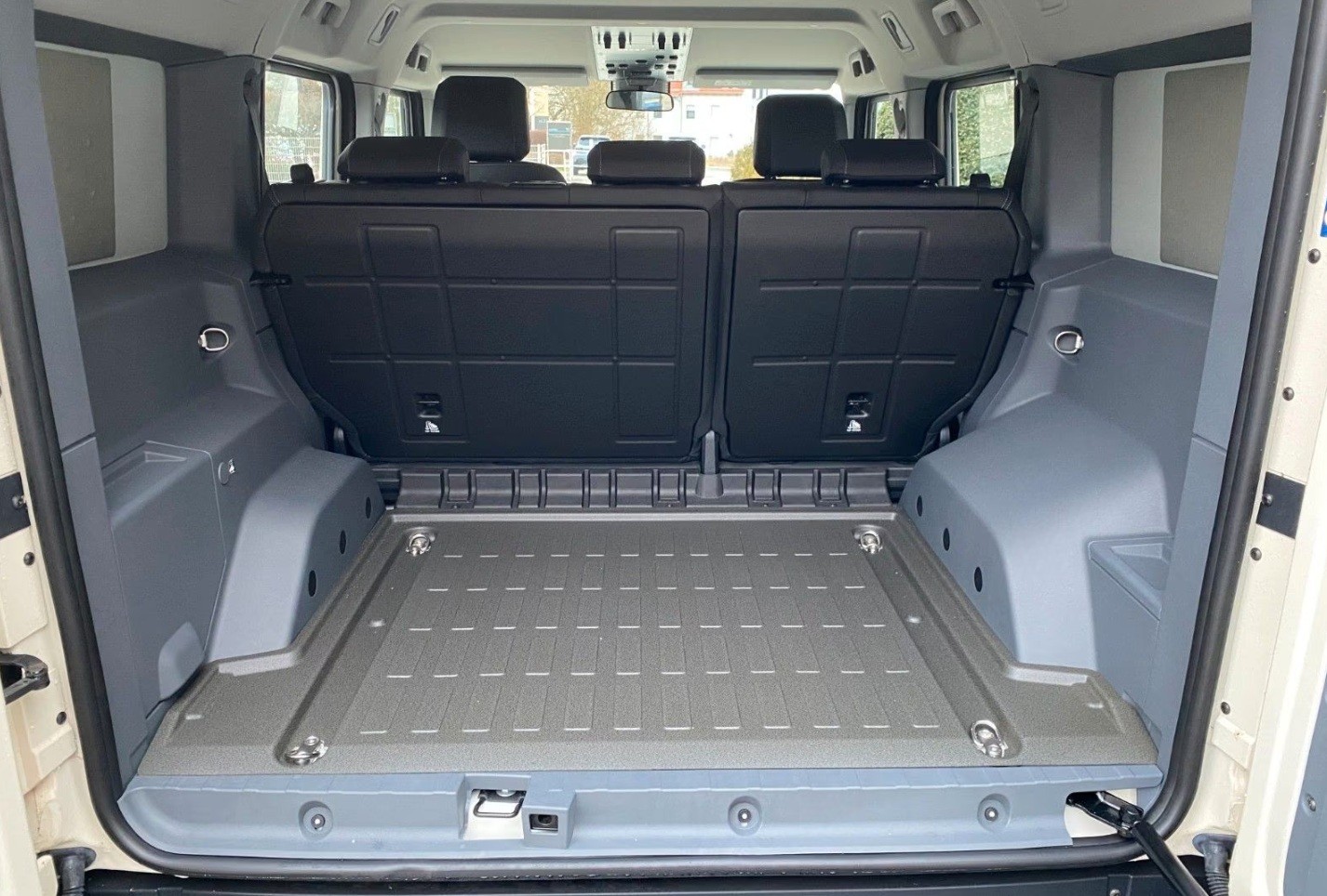 INEOS Grenadier 3.0 Utility Wagon 5-Sitz-image-12