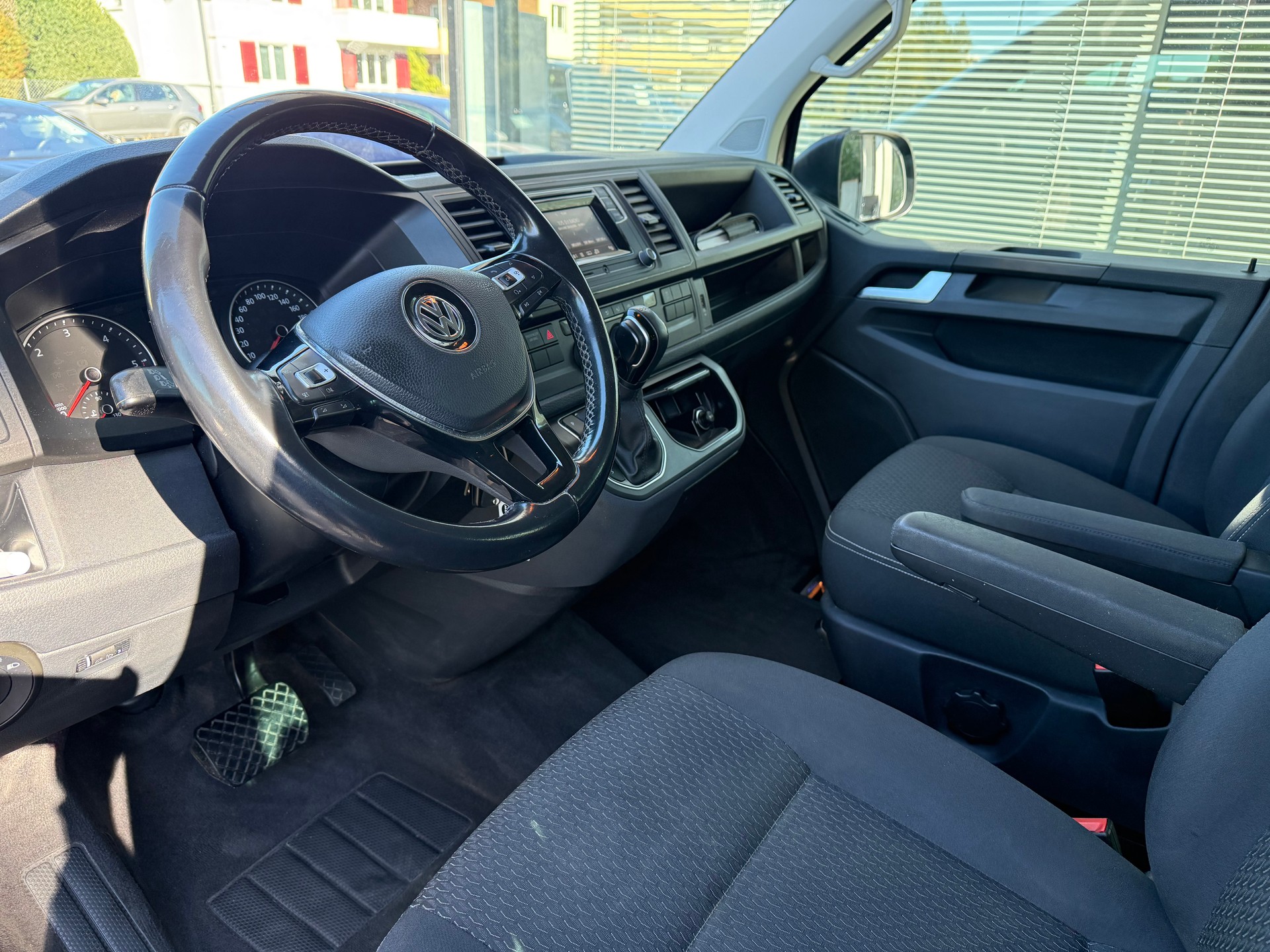 VW T6 Multivan 2.0 TDI Trendline 4Motion DSG Bulli-image-6