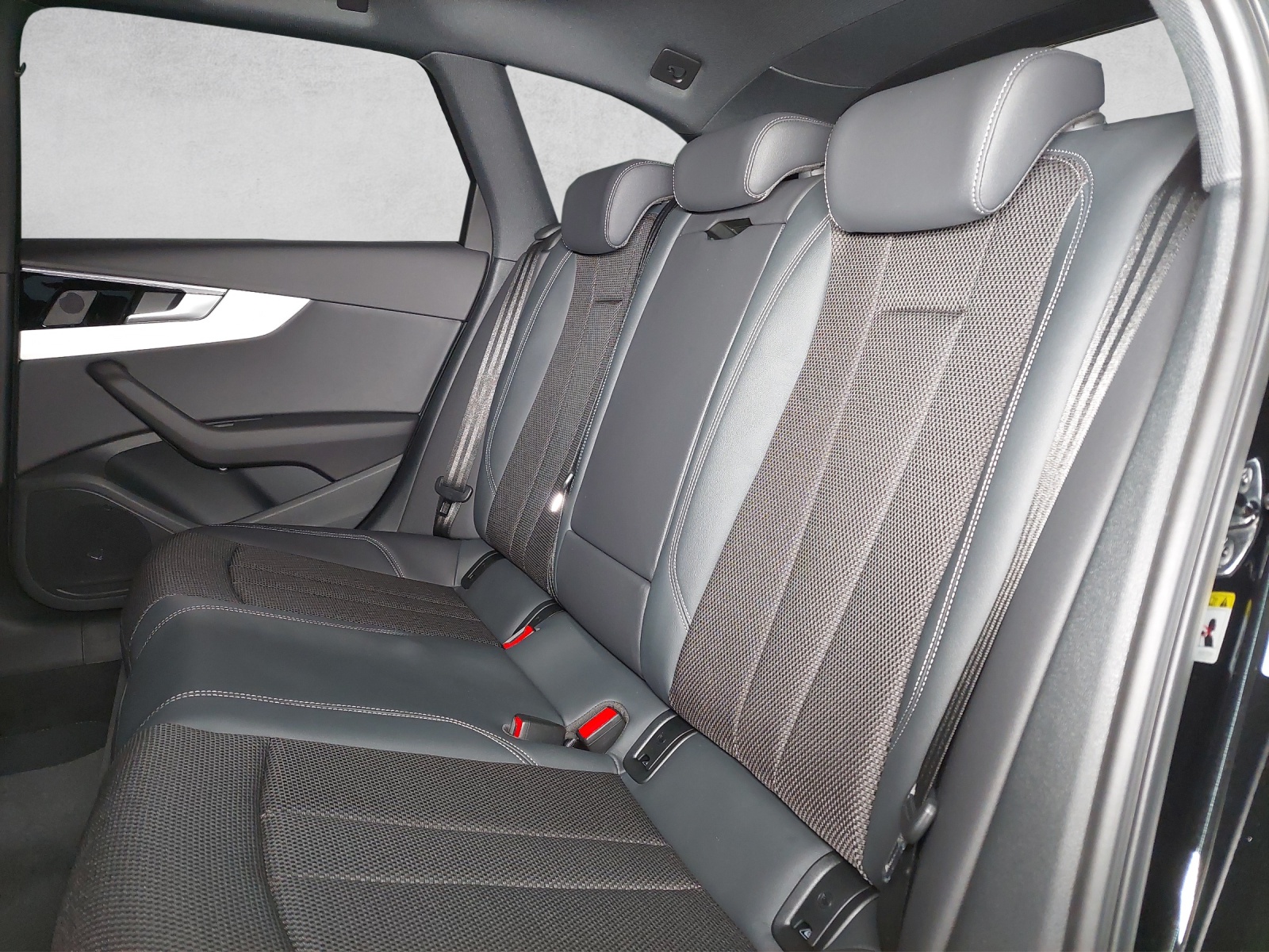AUDI A4 40 TDI quattro S-tronic-image-8