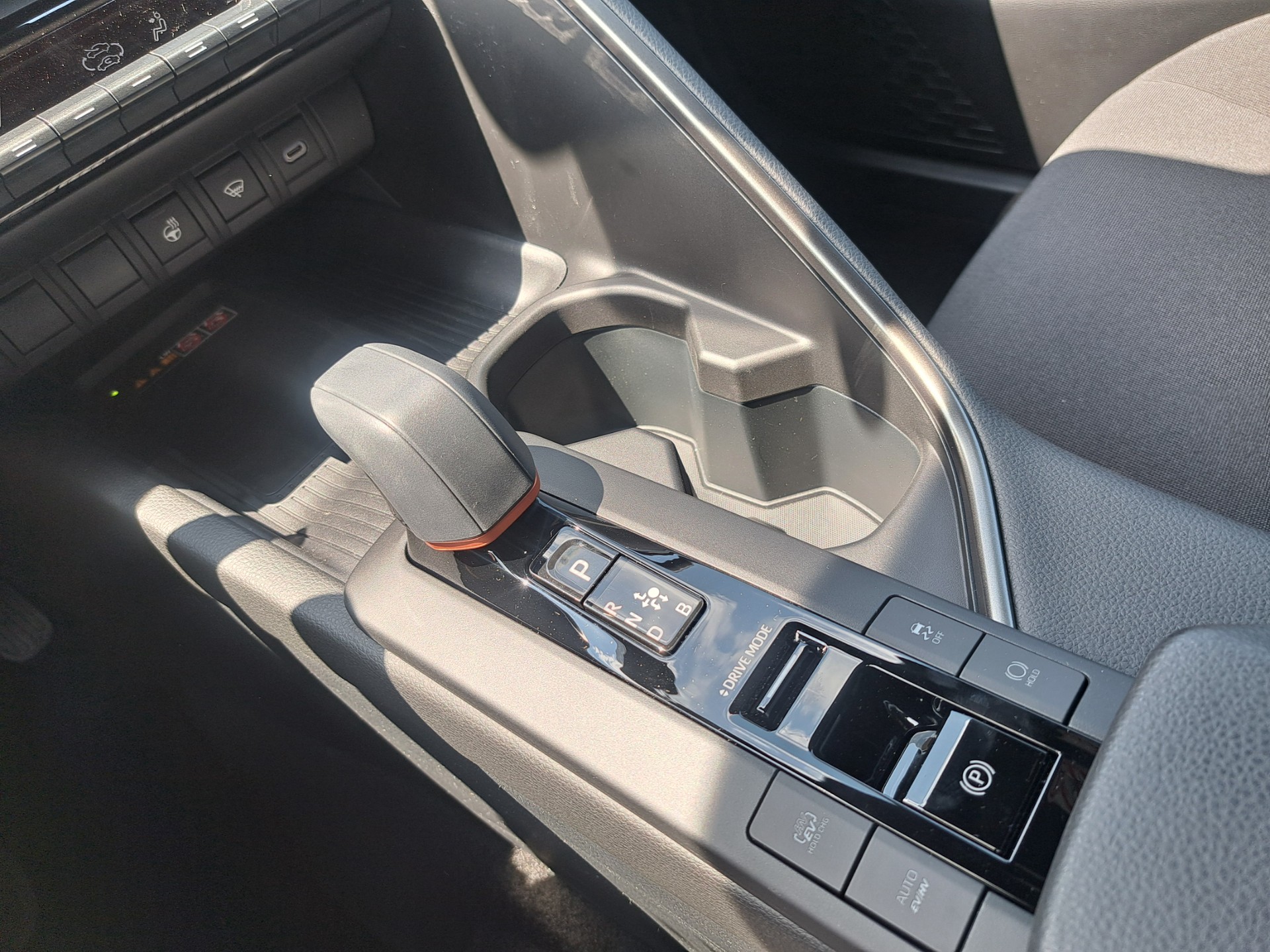 TOYOTA C-HR 2.0 PHEV CVT Swiss Edition-image-11