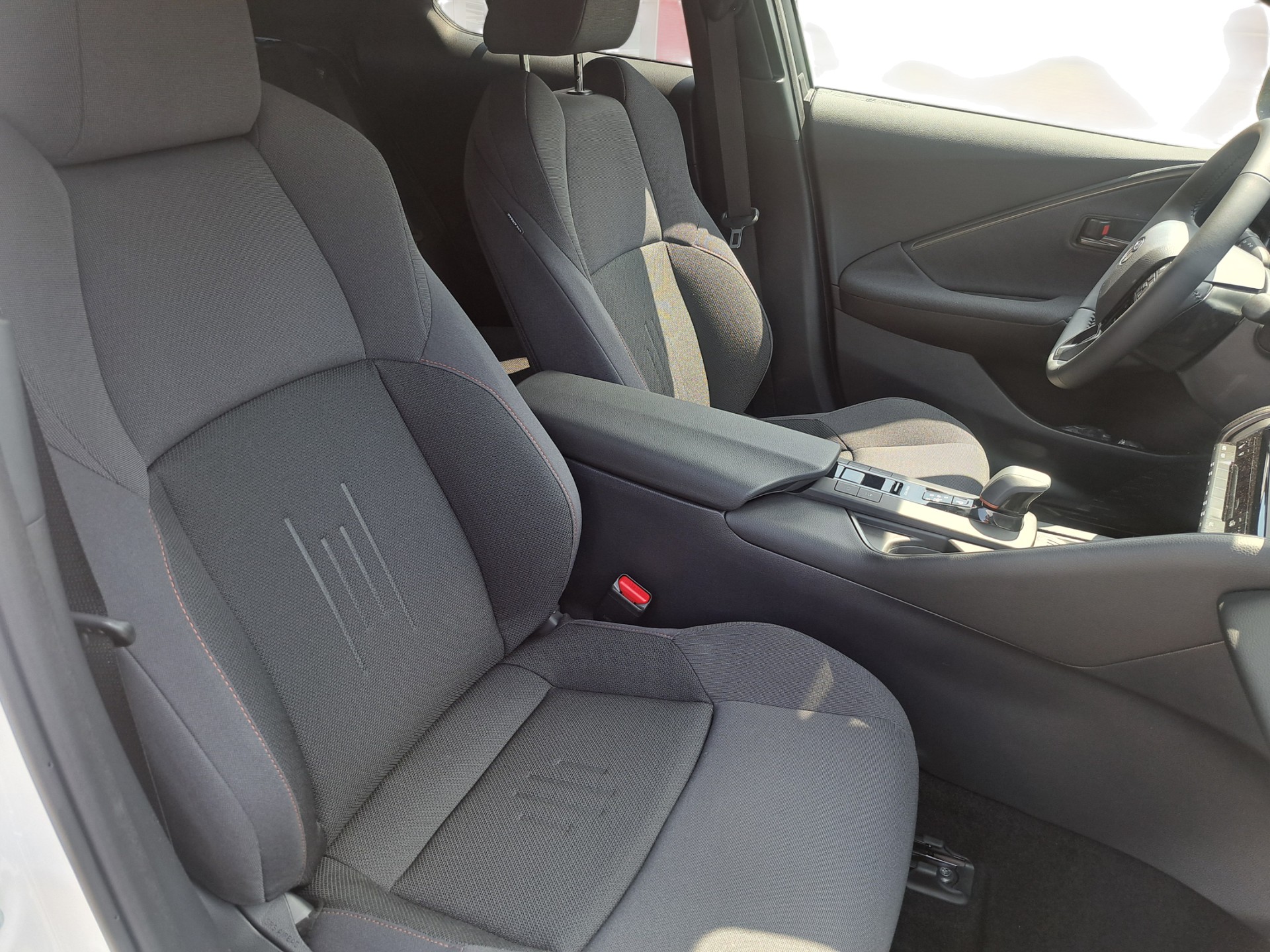 TOYOTA C-HR 2.0 PHEV CVT Swiss Edition-image-13