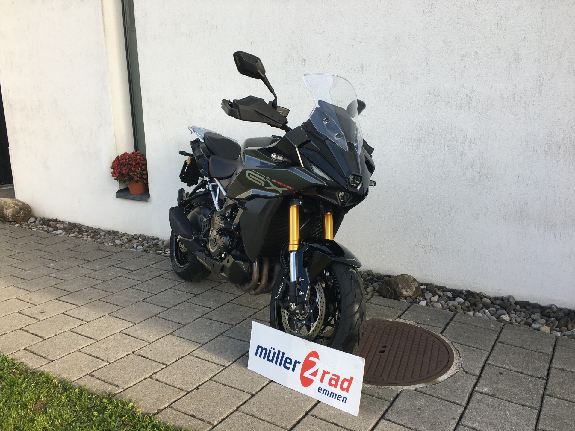 SUZUKI GSX-S 1000 GX-showroom-element-2