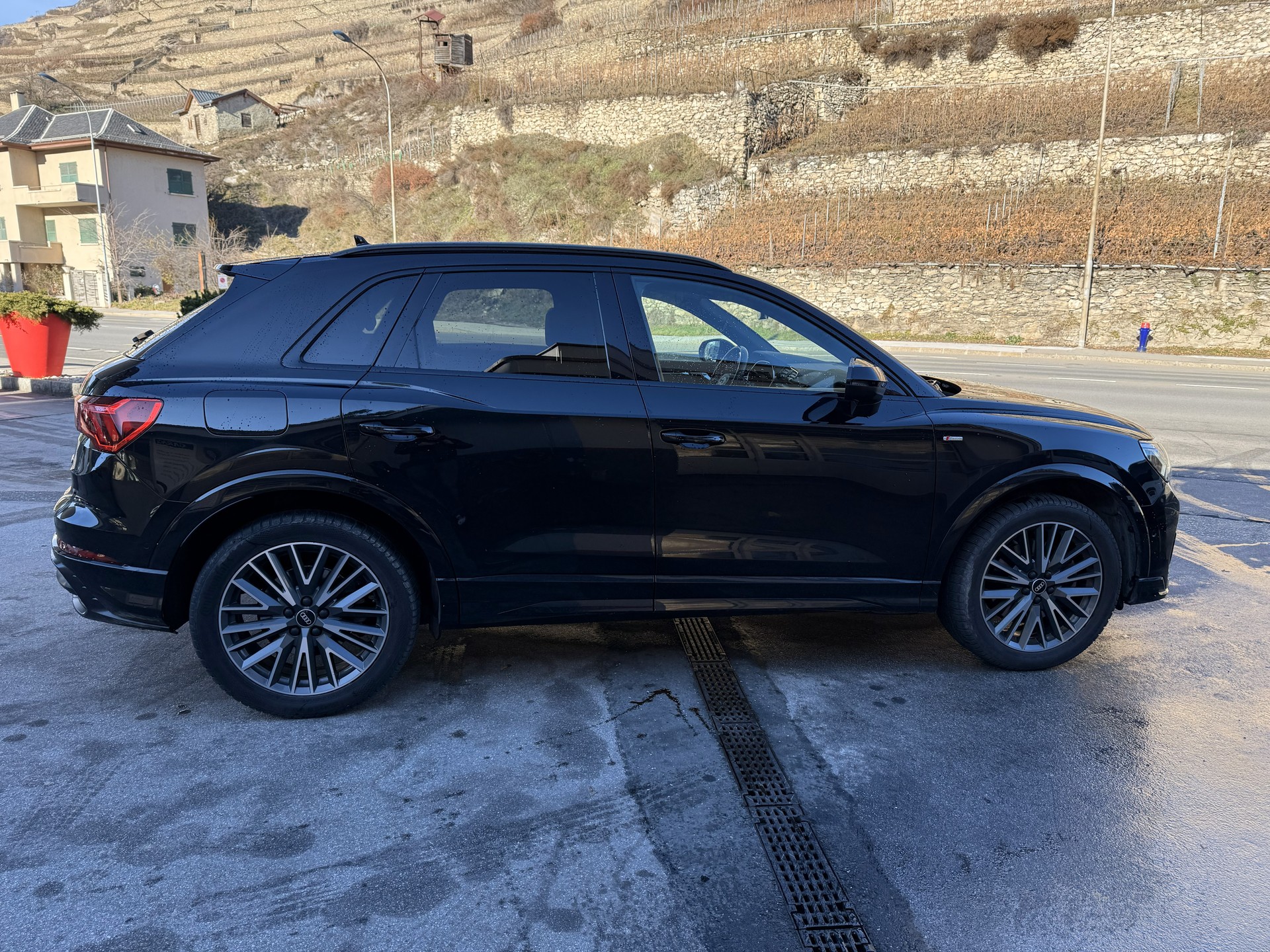AUDI Q3 40 TDI S line quattro S-tronic-image-5