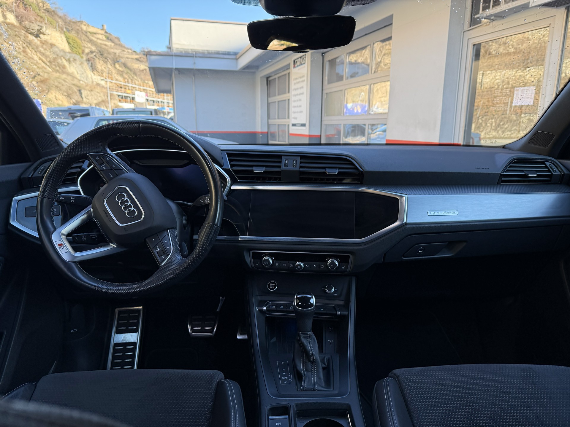AUDI Q3 40 TDI S line quattro S-tronic-image-12