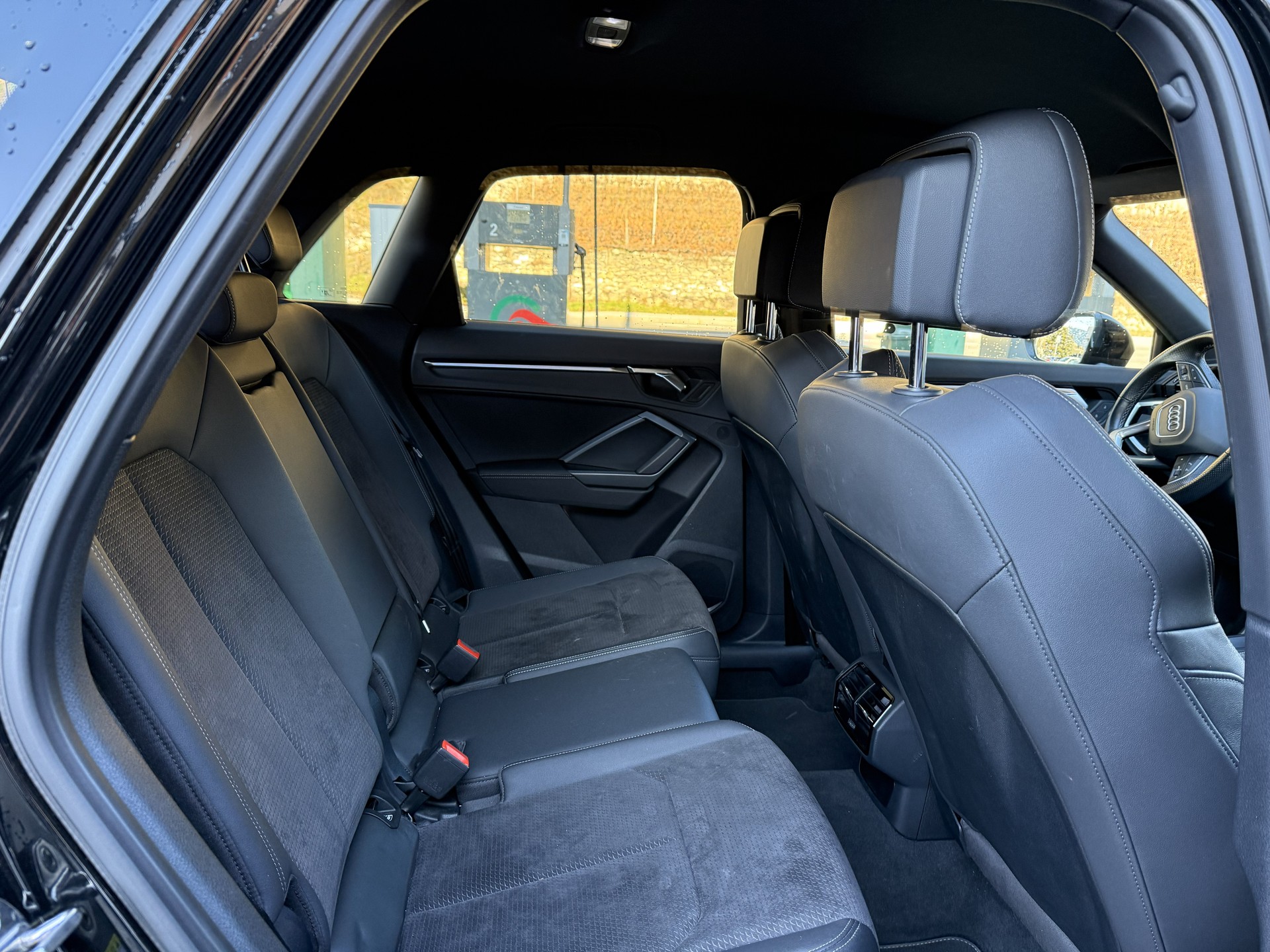 AUDI Q3 40 TDI S line quattro S-tronic-image-13