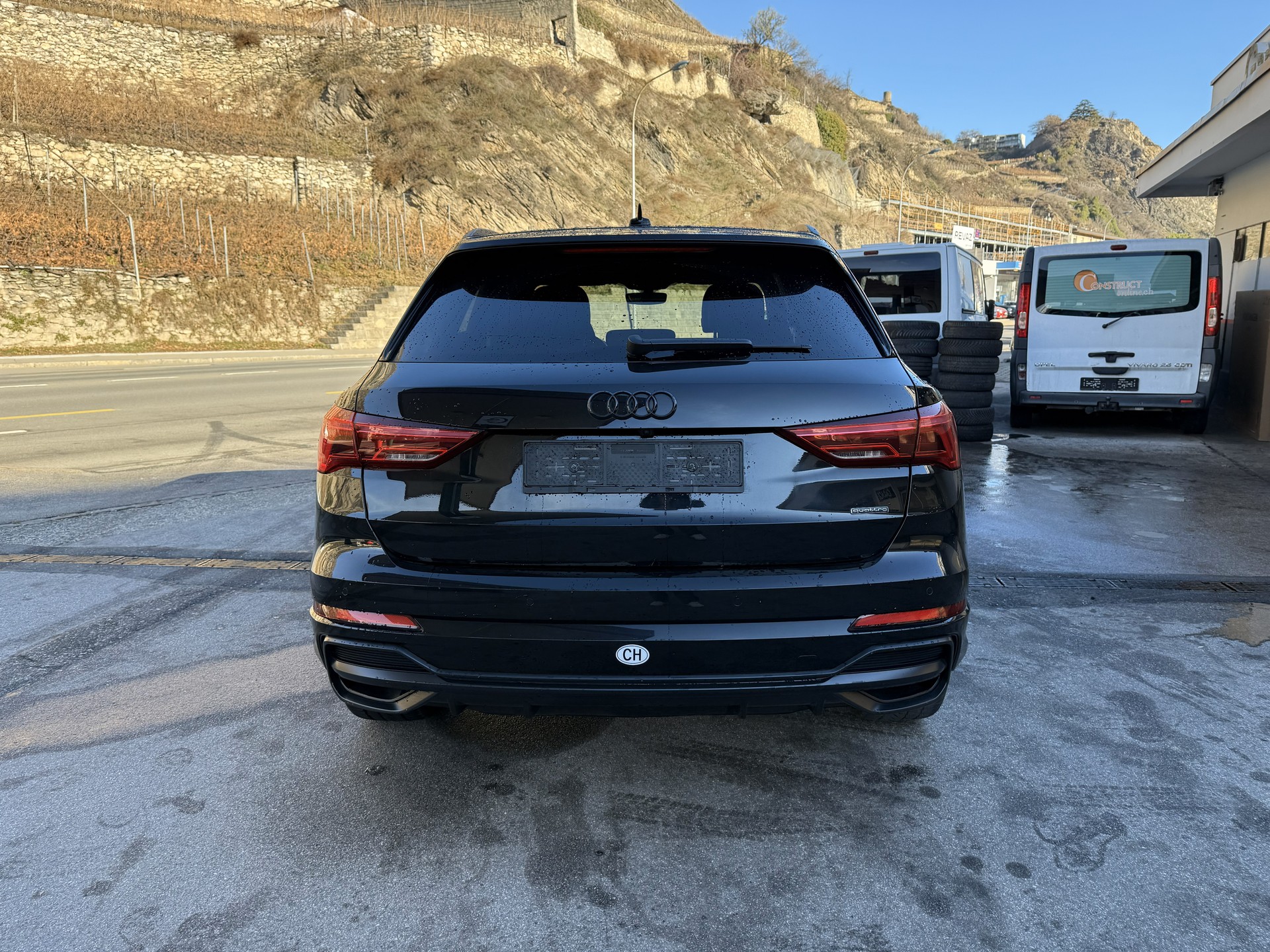 AUDI Q3 40 TDI S line quattro S-tronic-image-3
