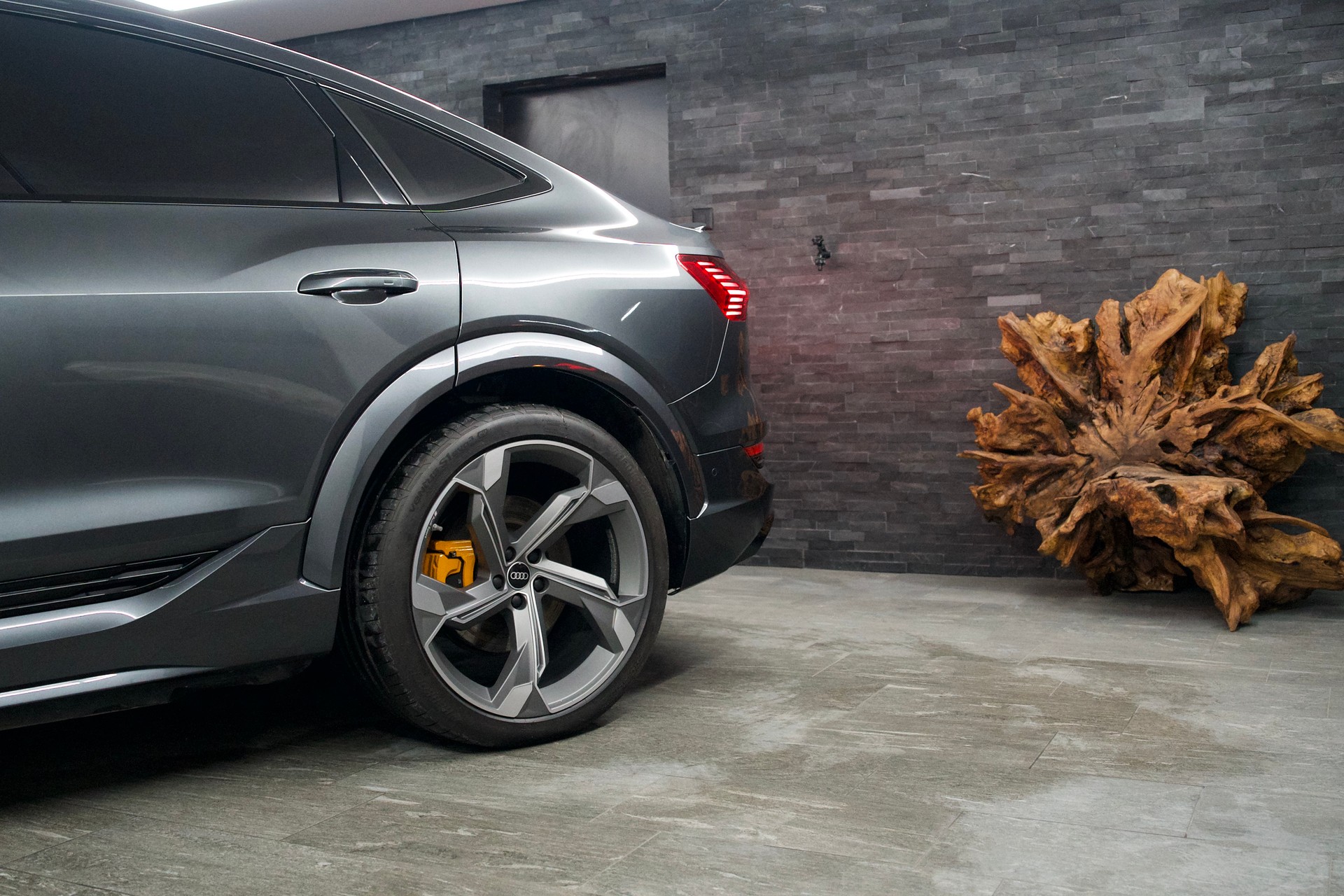 AUDI e-tron S Sportback quattro-showroom-element-3