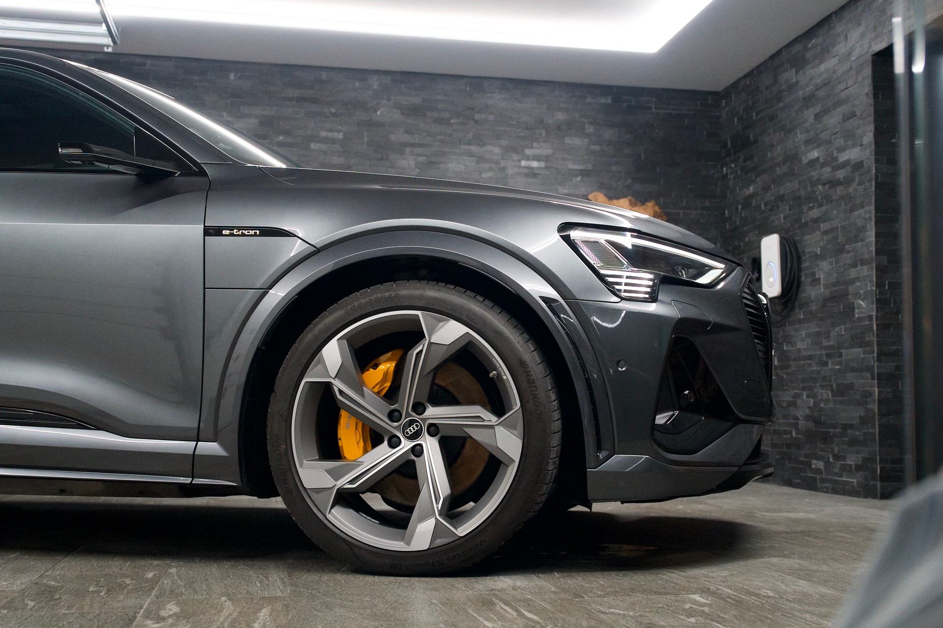 AUDI e-tron S Sportback quattro-showroom-element-1