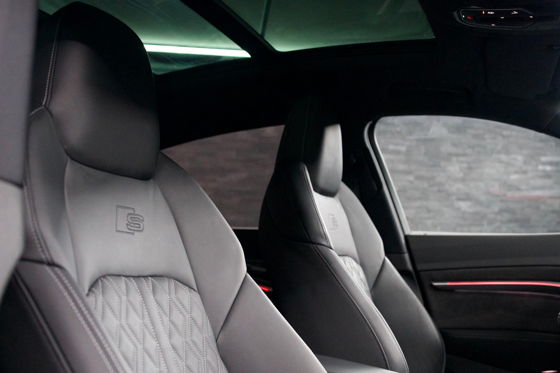 AUDI e-tron S Sportback quattro-image-4