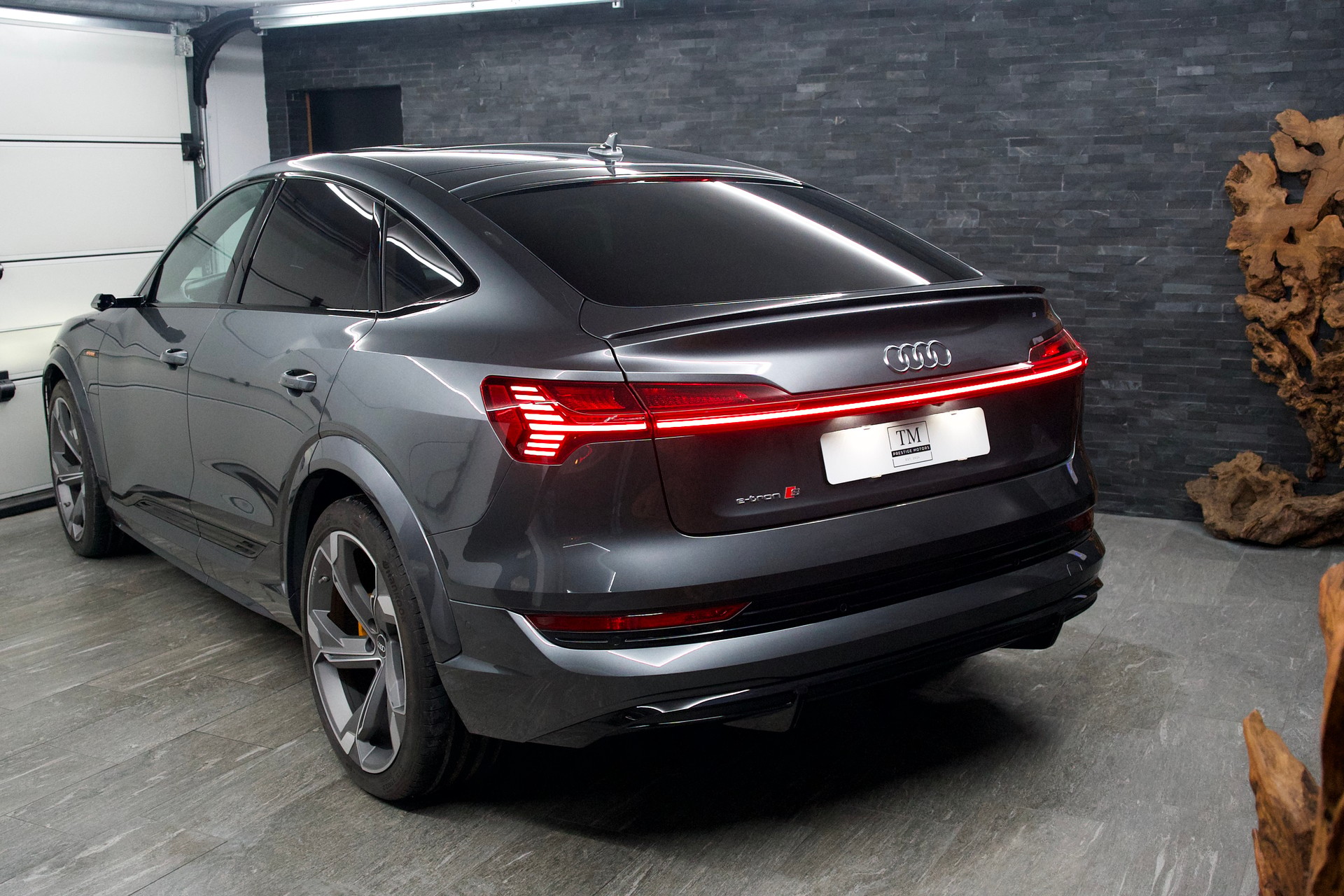 AUDI e-tron S Sportback quattro-showroom-element-2