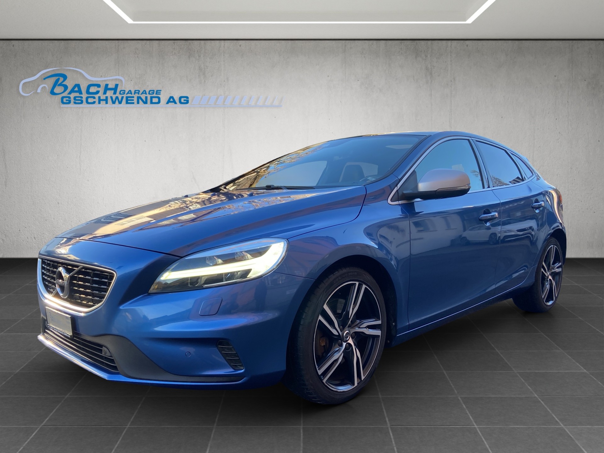 VOLVO V40 T5 Momentum R-Design Geartronic-image-0