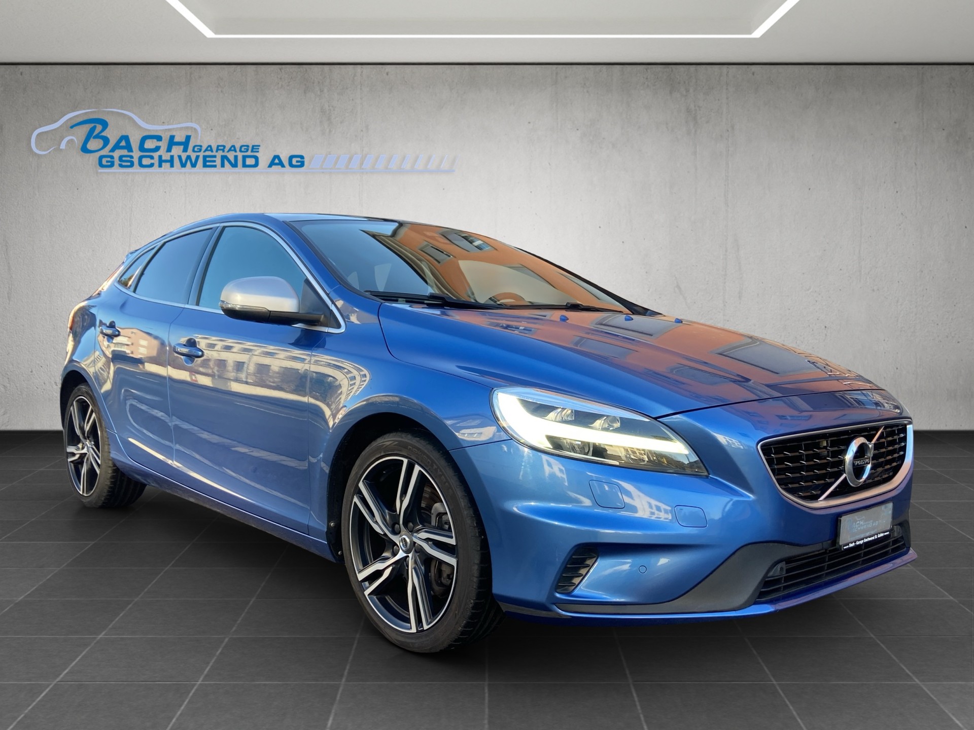 VOLVO V40 T5 Momentum R-Design Geartronic-image-1