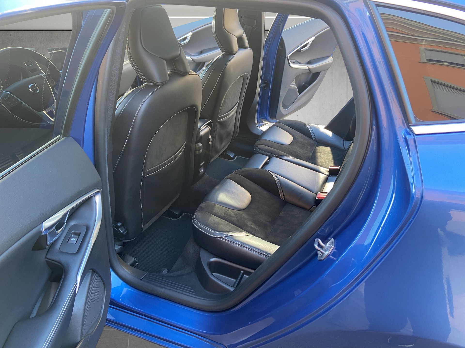 VOLVO V40 T5 Momentum R-Design Geartronic-image-8