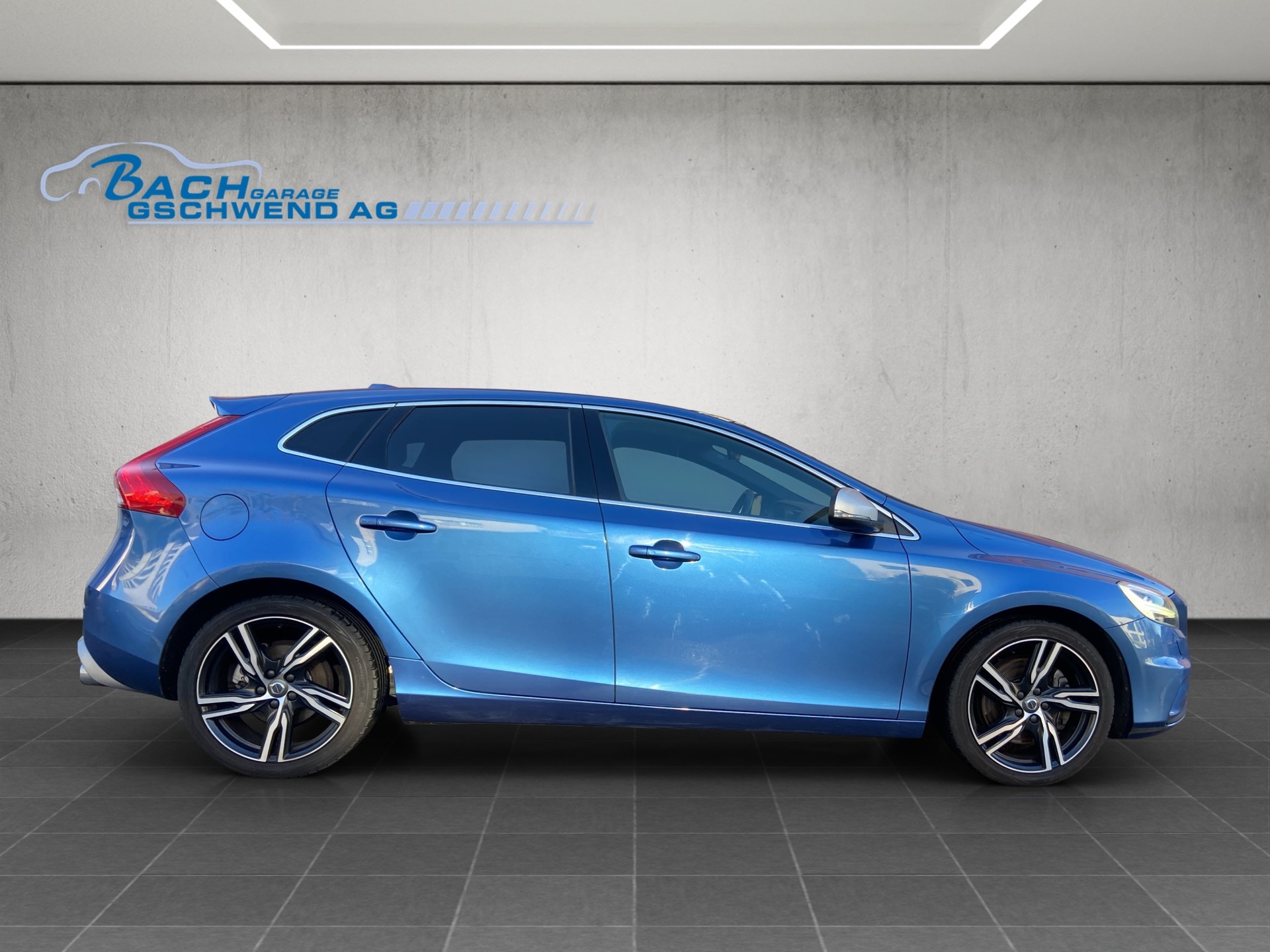 VOLVO V40 T5 Momentum R-Design Geartronic-image-2