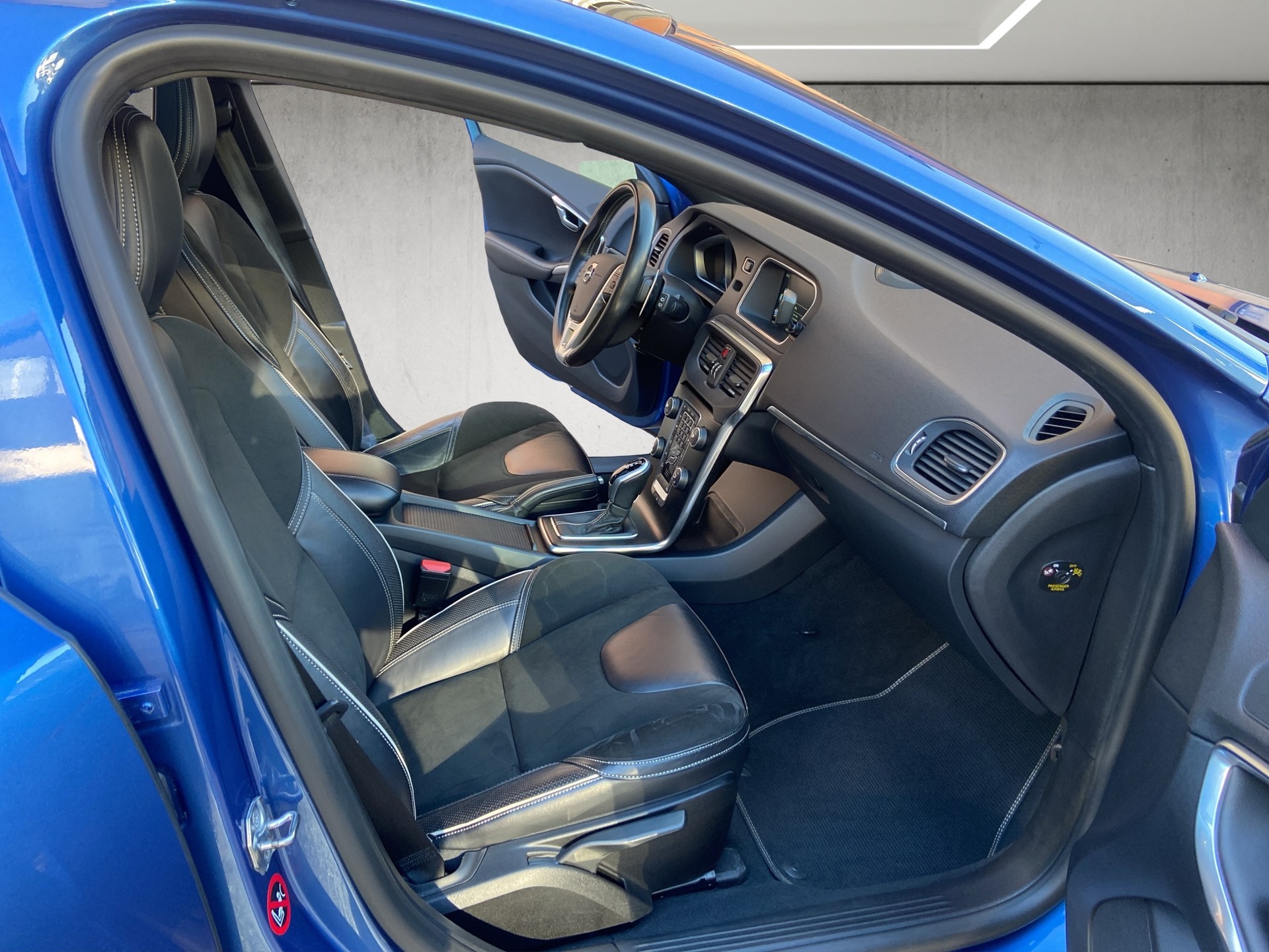 VOLVO V40 T5 Momentum R-Design Geartronic-image-11