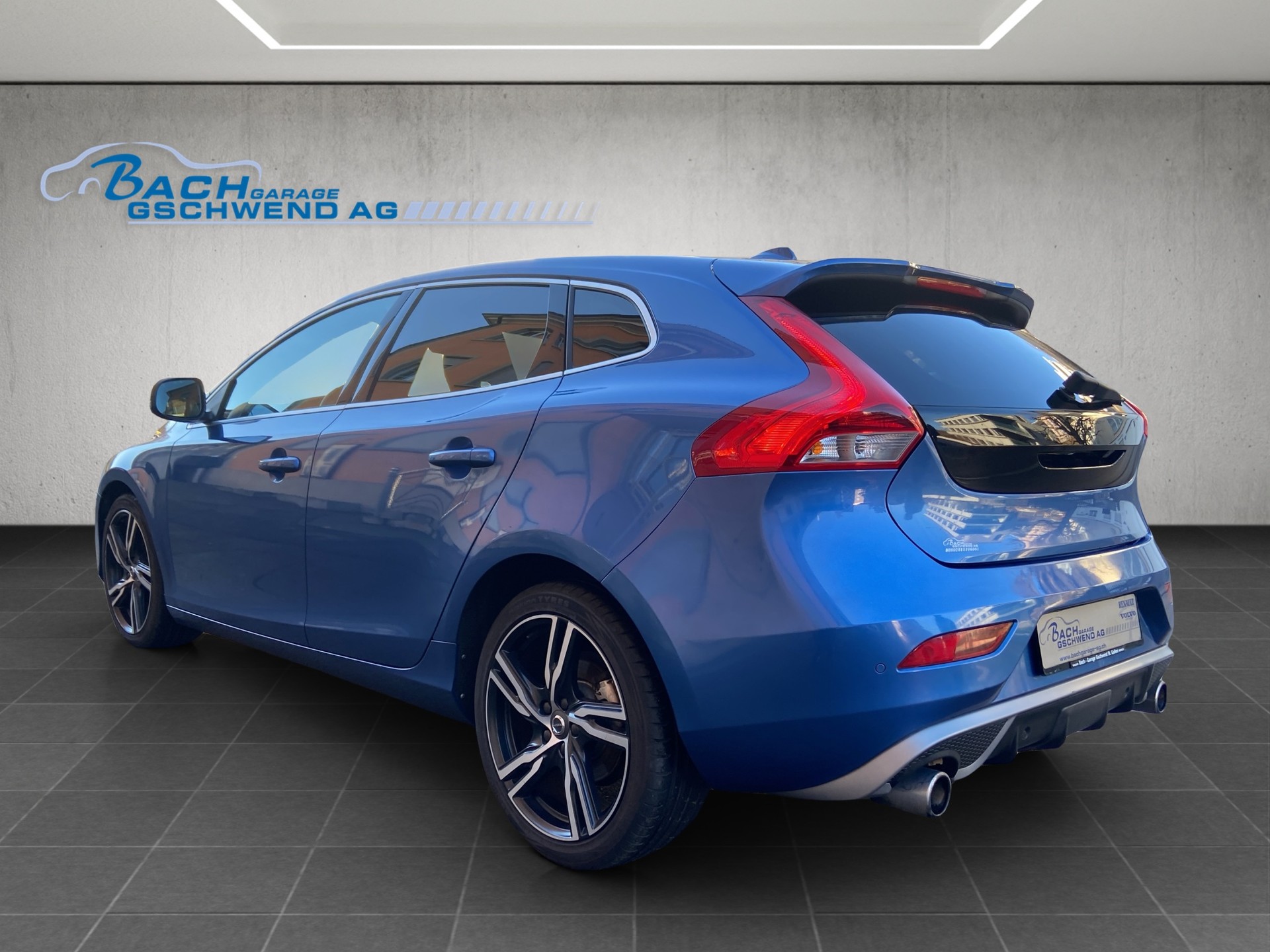 VOLVO V40 T5 Momentum R-Design Geartronic-image-4