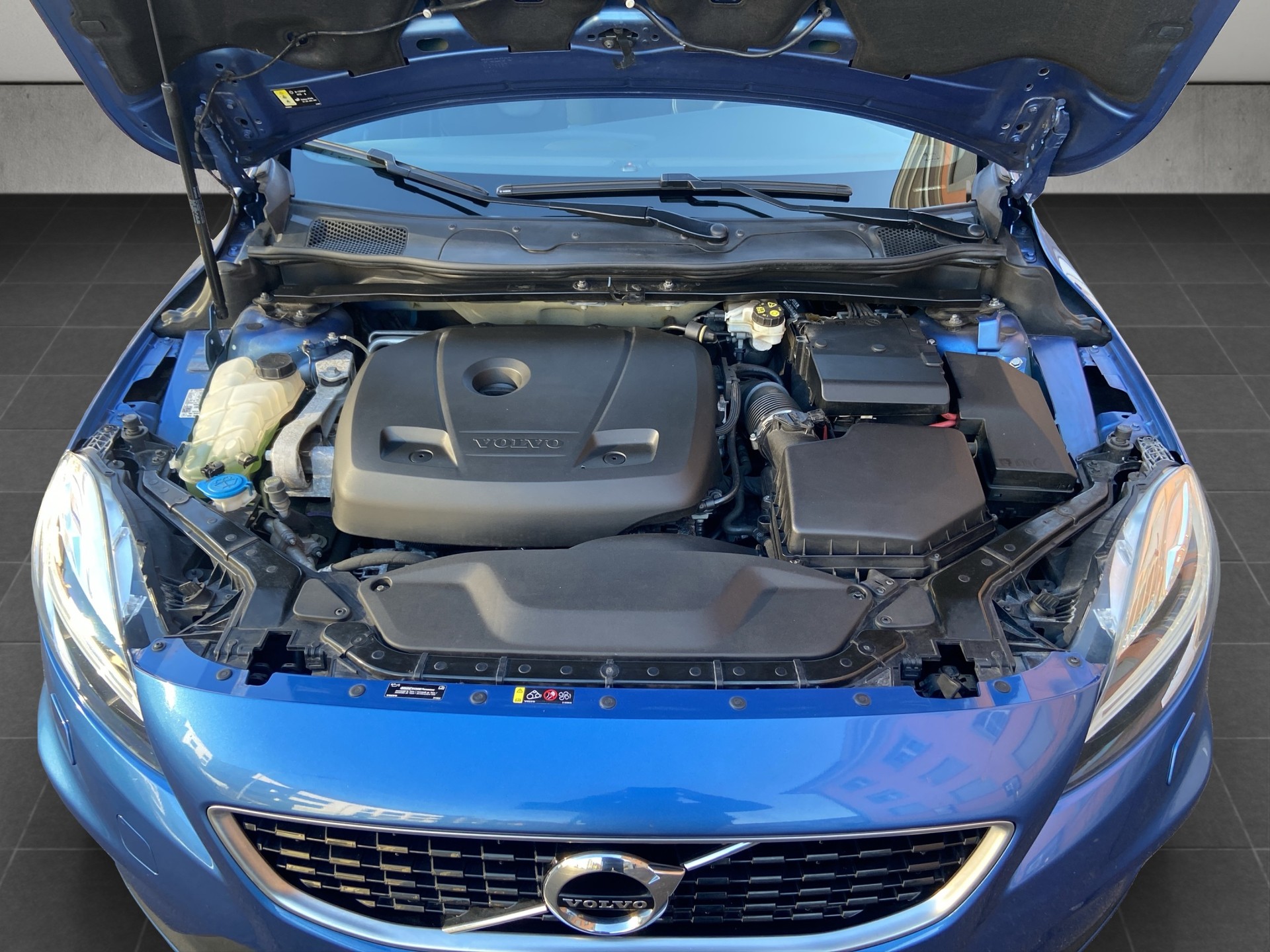 VOLVO V40 T5 Momentum R-Design Geartronic-image-13