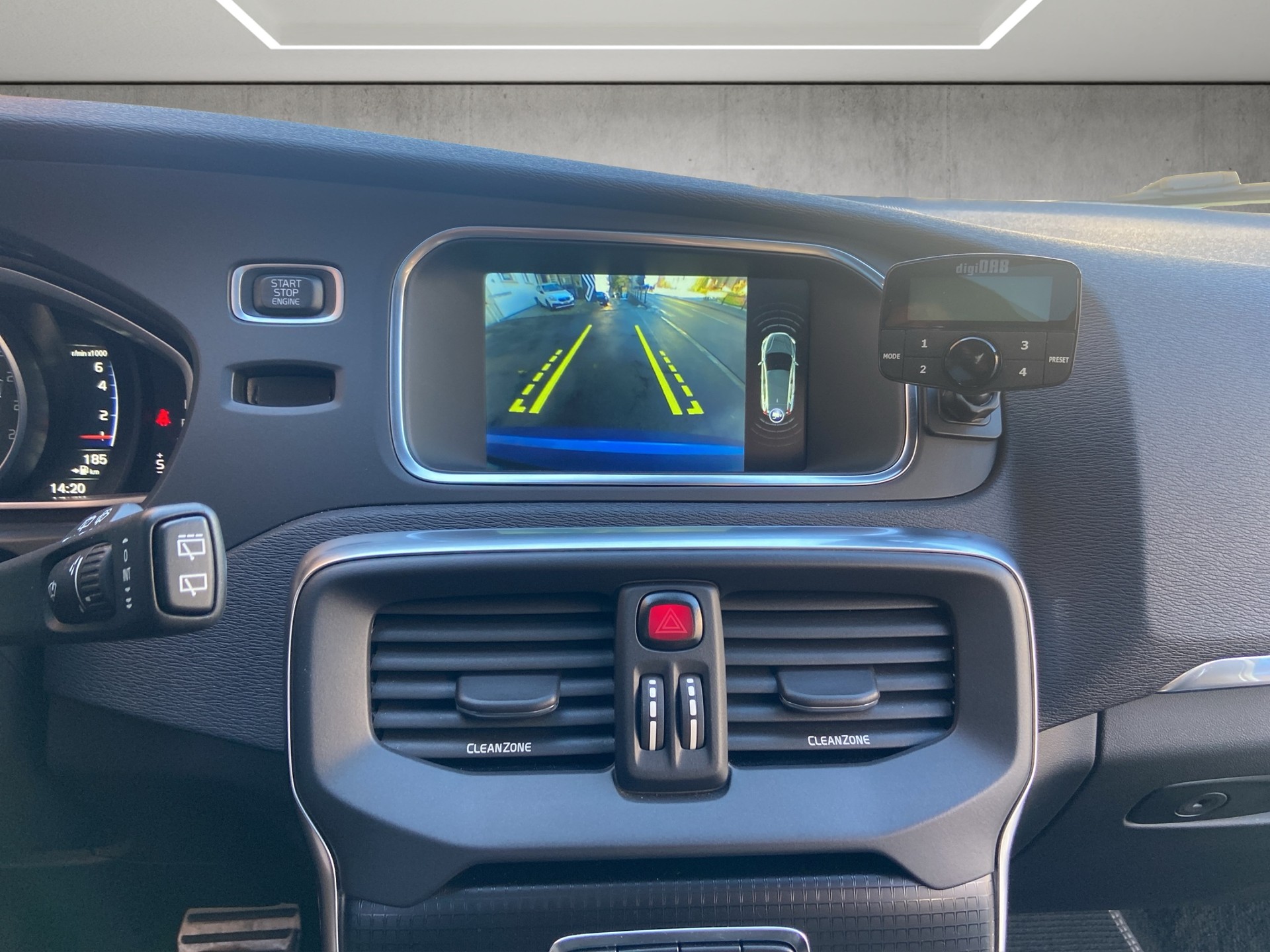 VOLVO V40 T5 Momentum R-Design Geartronic-image-10