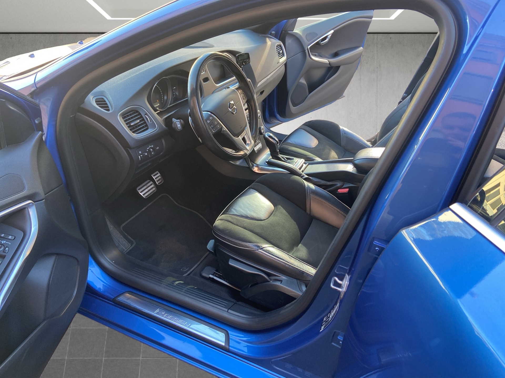 VOLVO V40 T5 Momentum R-Design Geartronic-image-6