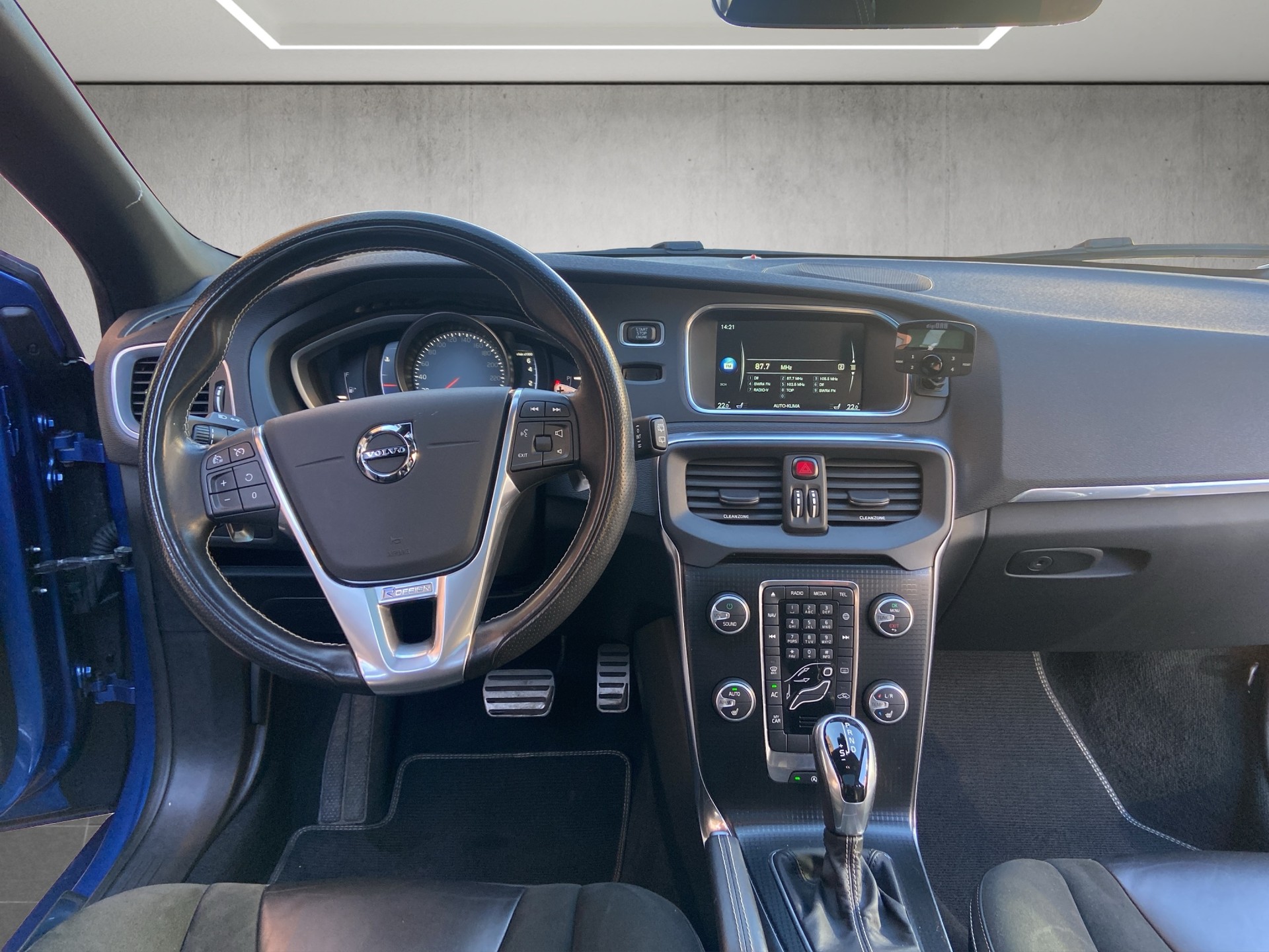 VOLVO V40 T5 Momentum R-Design Geartronic-image-9