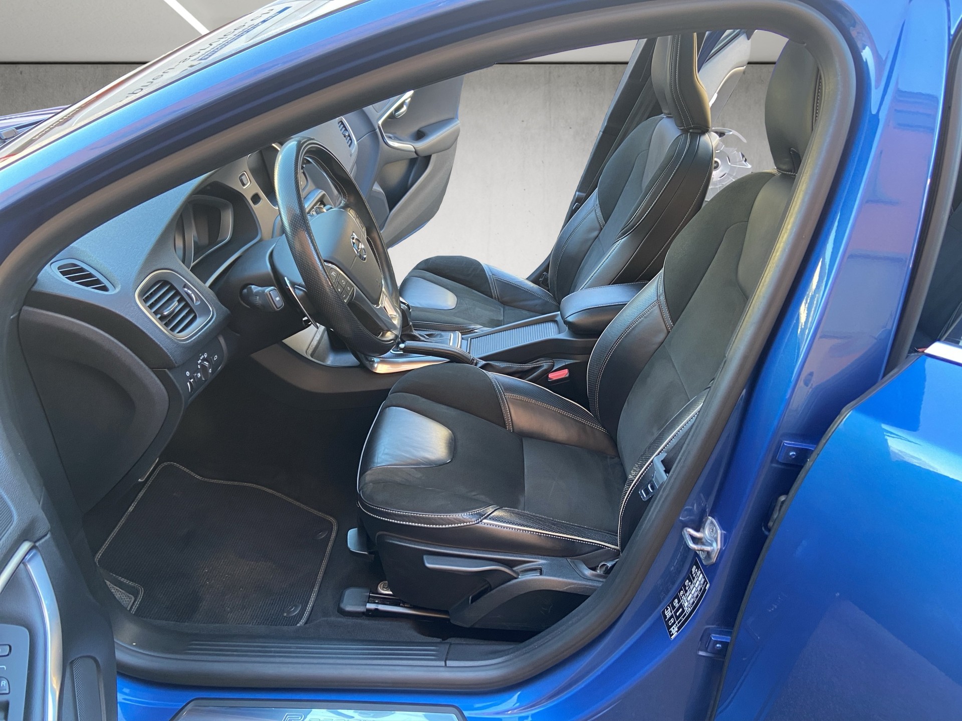 VOLVO V40 T5 Momentum R-Design Geartronic-image-7