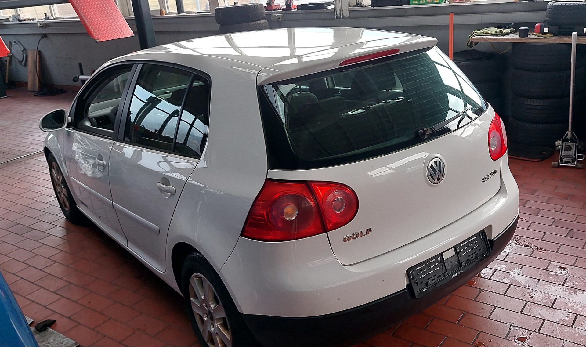 VW Golf 2.0 FSI Comfortline-image-3