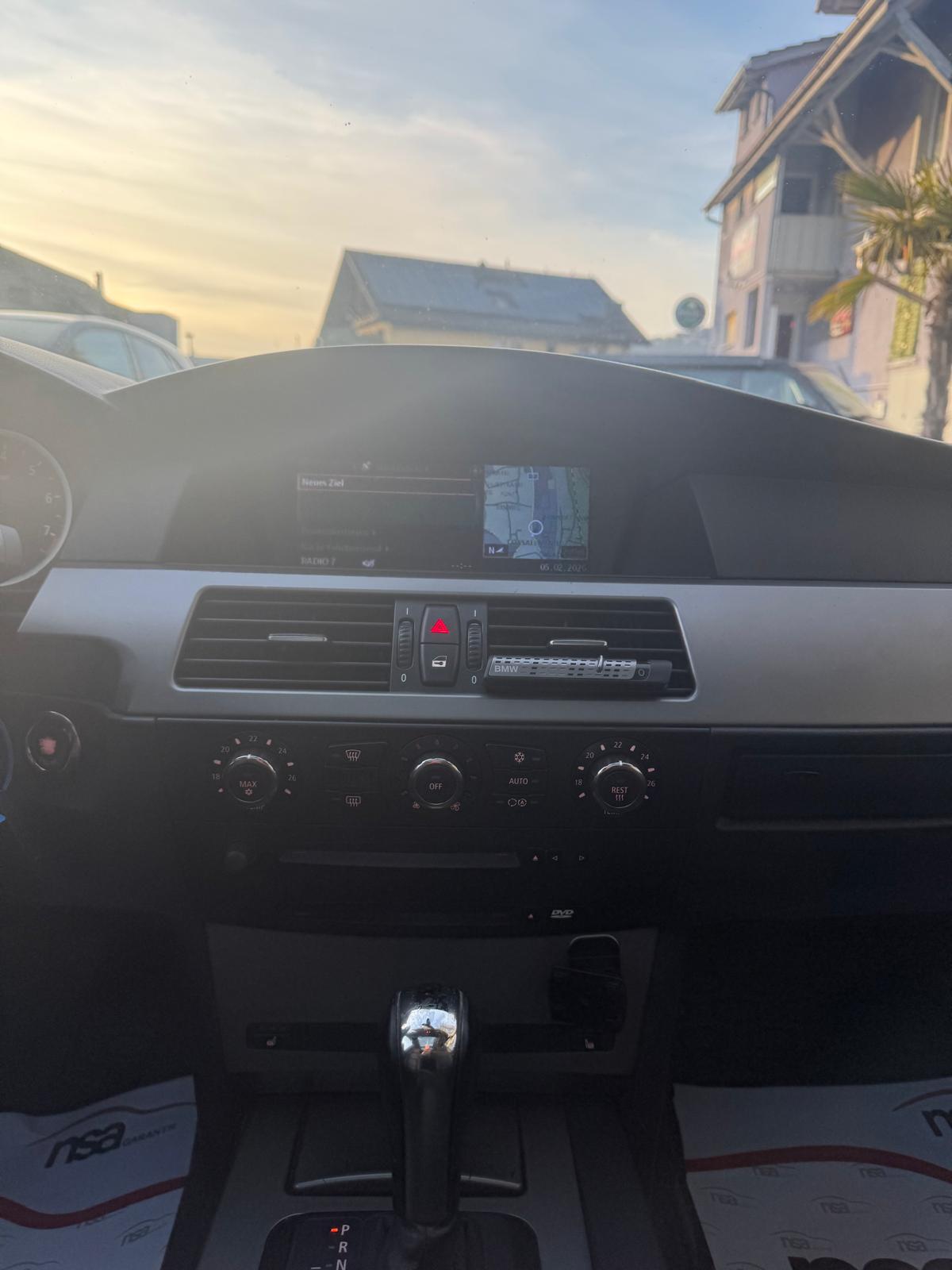 BMW 530xi Touring-image-11