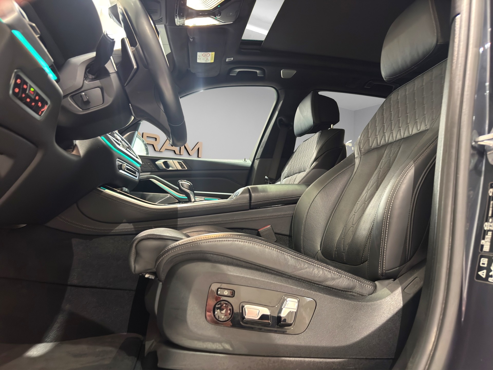 BMW X5 xDrive M50i Steptronic-image-11