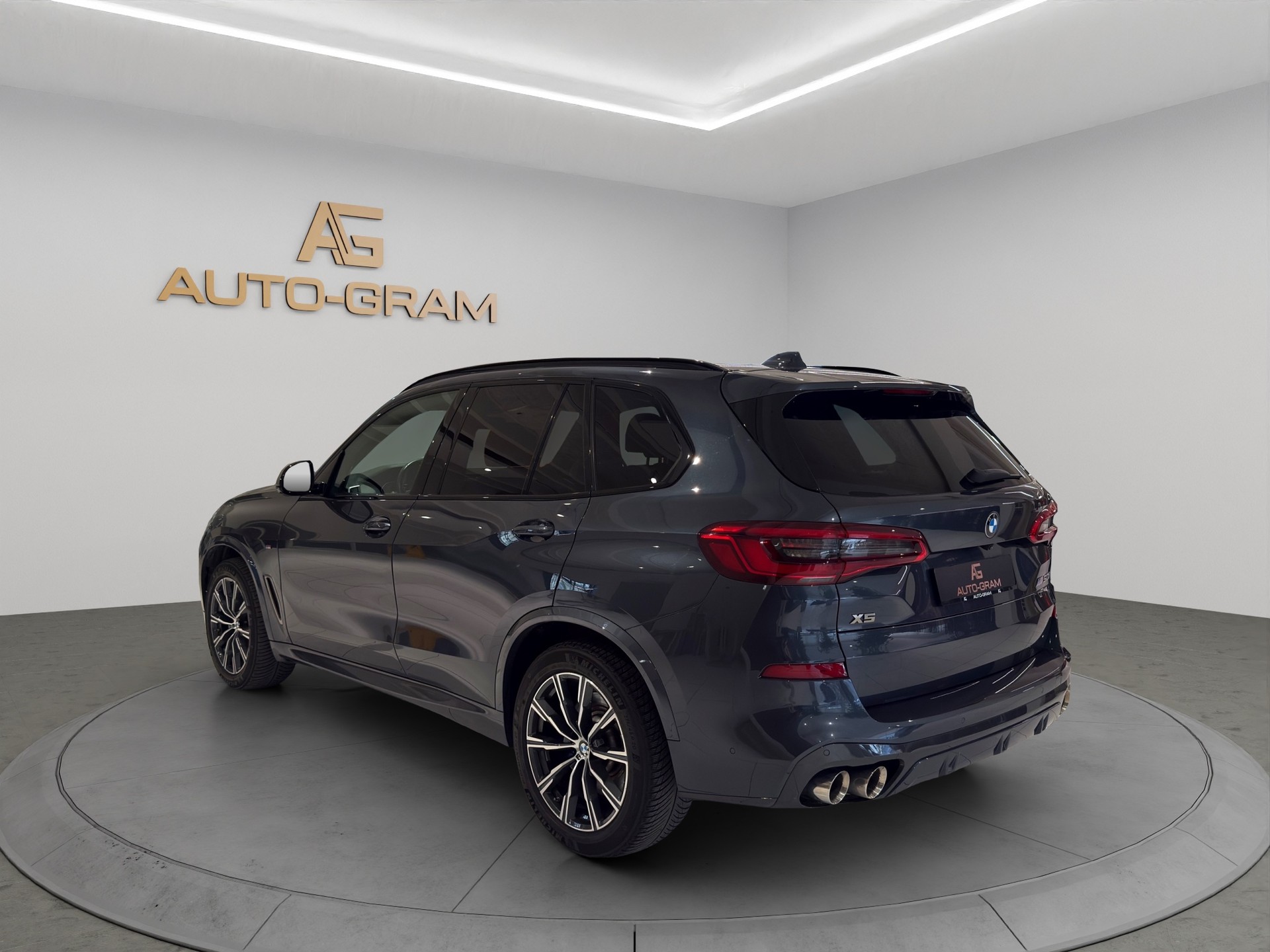 BMW X5 xDrive M50i Steptronic-image-2