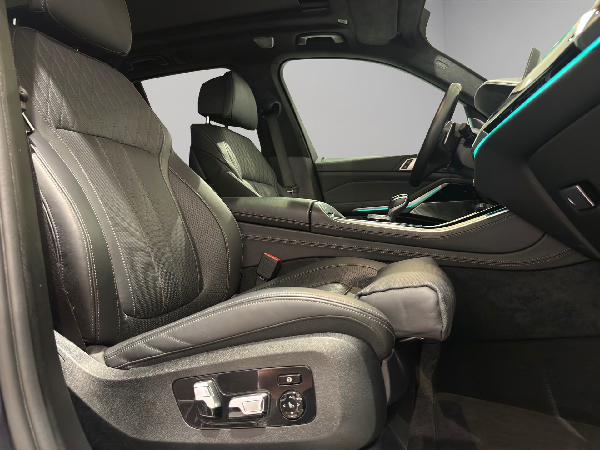 BMW X5 xDrive M50i Steptronic-image-12