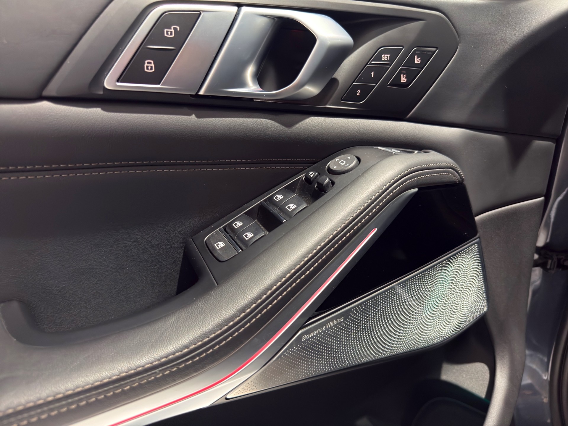BMW X5 xDrive M50i Steptronic-image-19