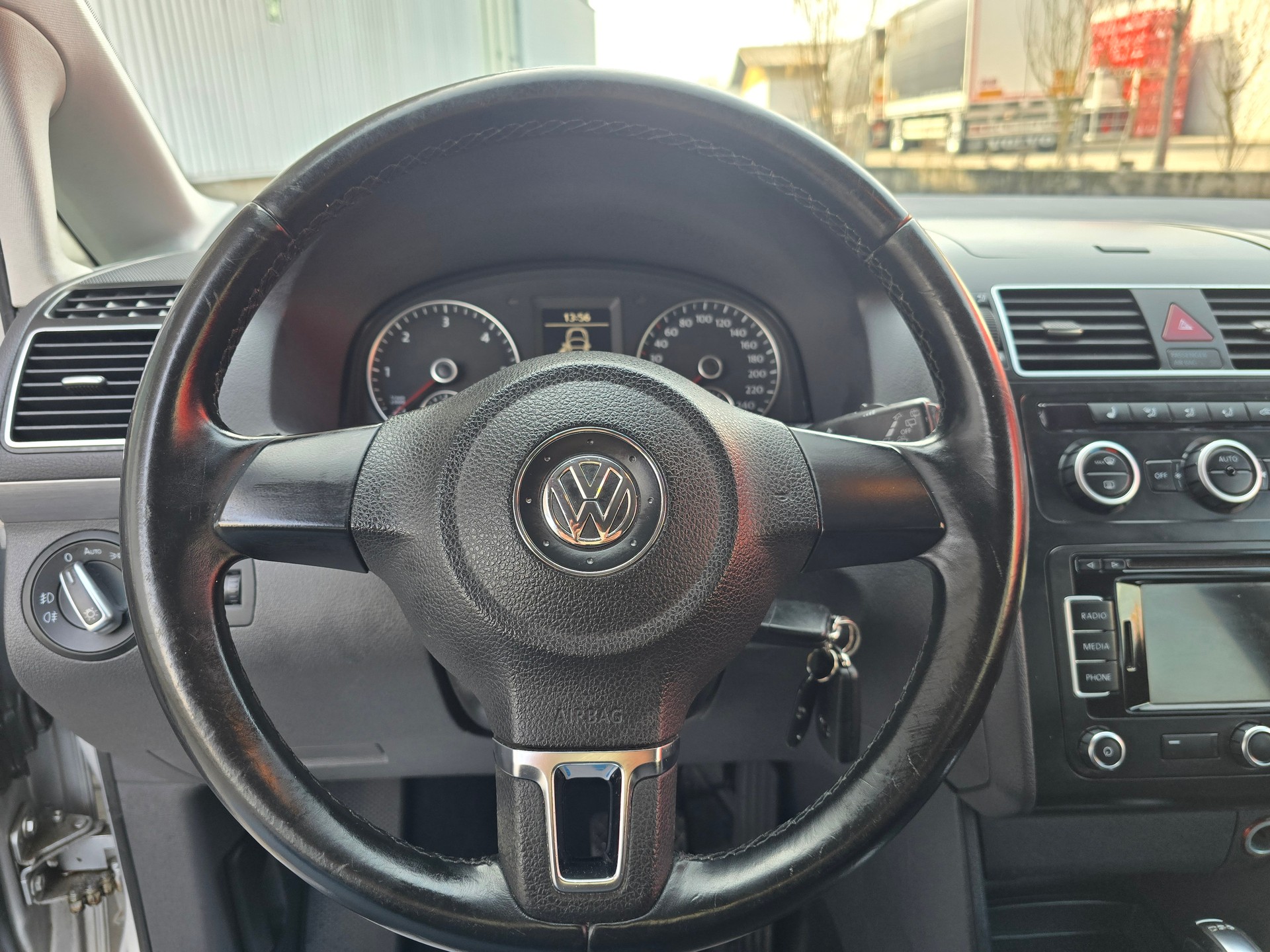 VW Touran 1.6 TDI BlueMotion Technology Trendline DSG-image-15