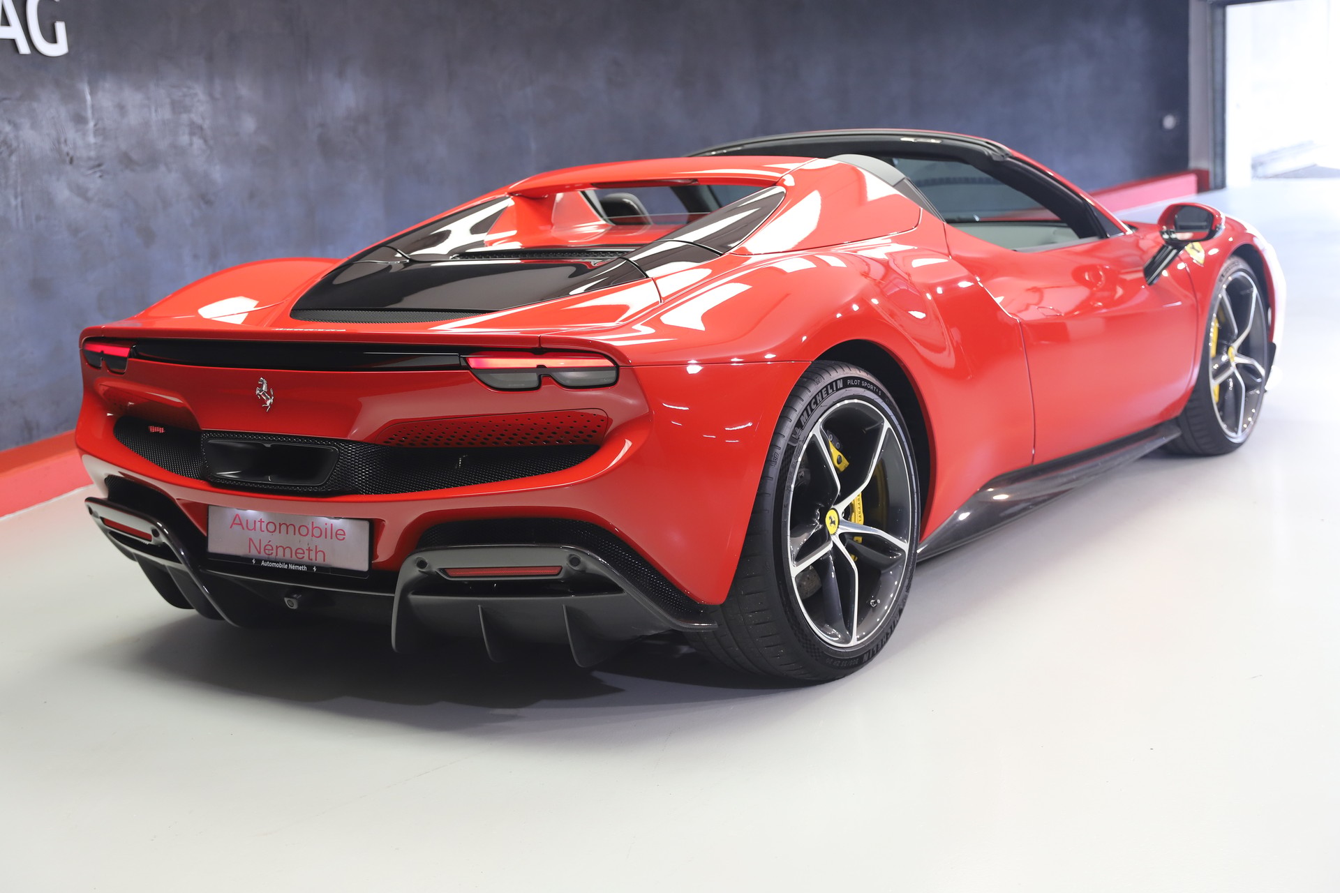 FERRARI 296 GTS-showroom-element-2