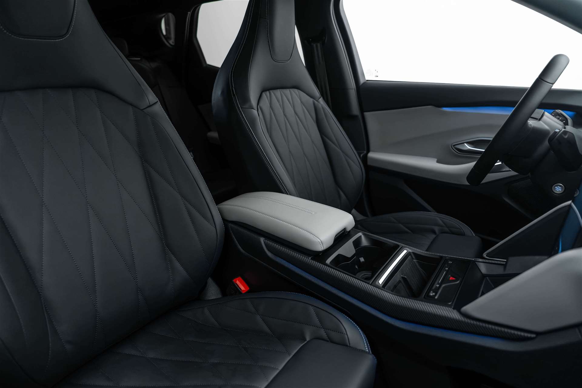 FORD Capri Elektro 79kWh 340PS Dual Extended Range Premium AWD-image-12