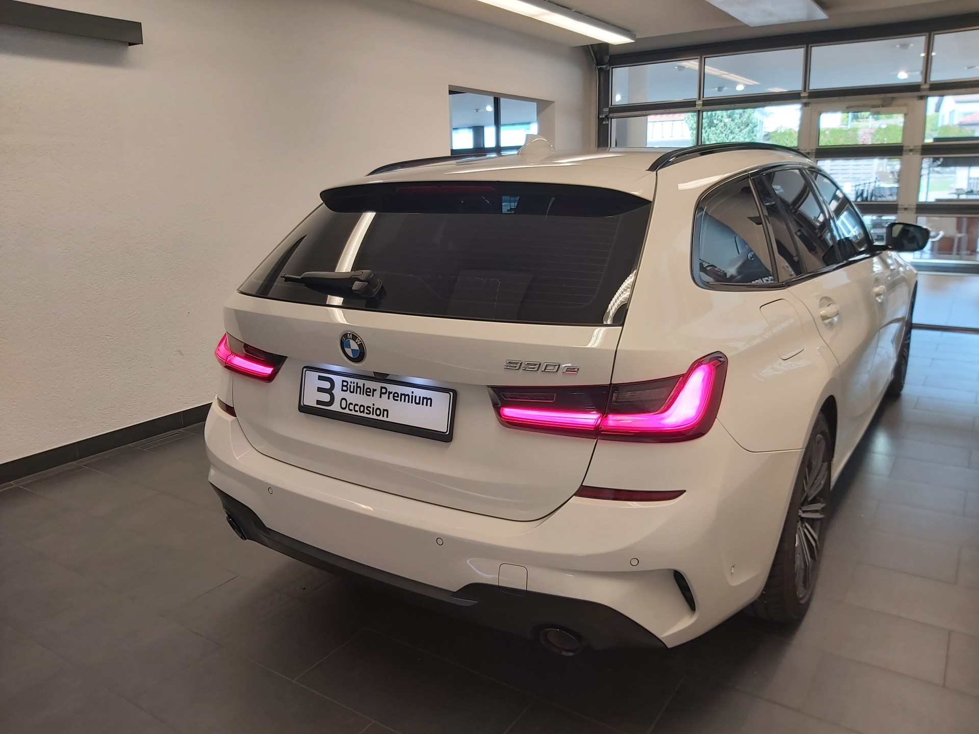BMW 330e Touring M Sport-image-5