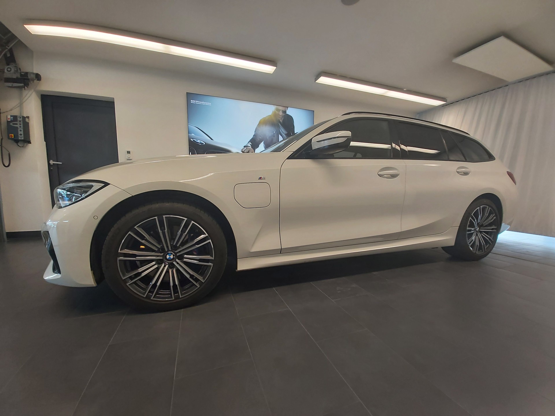 BMW 330e Touring M Sport-image-3